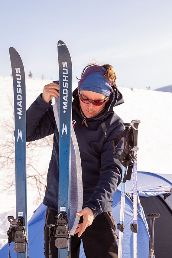 Nousukarvat varmistavat pidon jyrkillä rinteillä. Suomupohjillakin pärjää. Kuva: Tapani Leppänen.