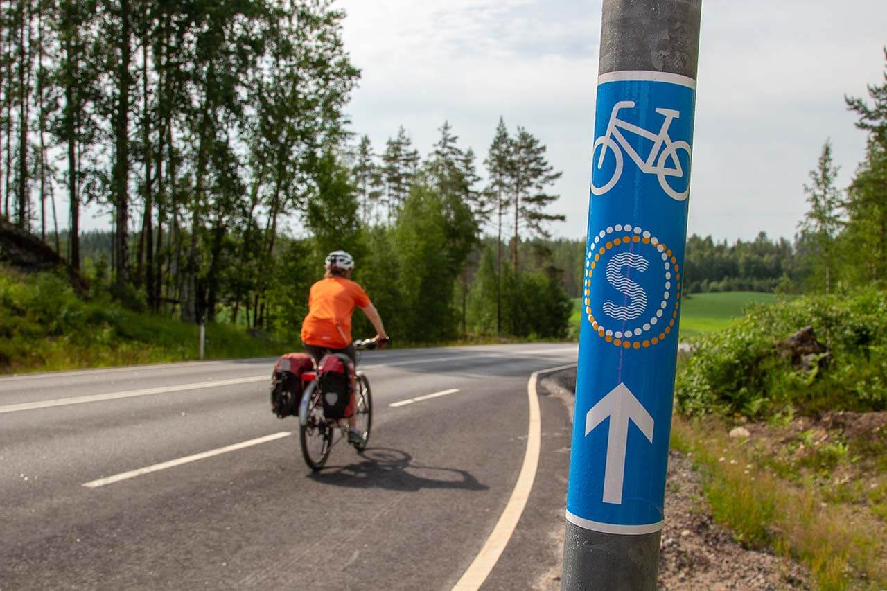 Valtaosa reitistä on päällystettyä mutta rauhallista pikitietä. Kuva: Tapani Leppänen.