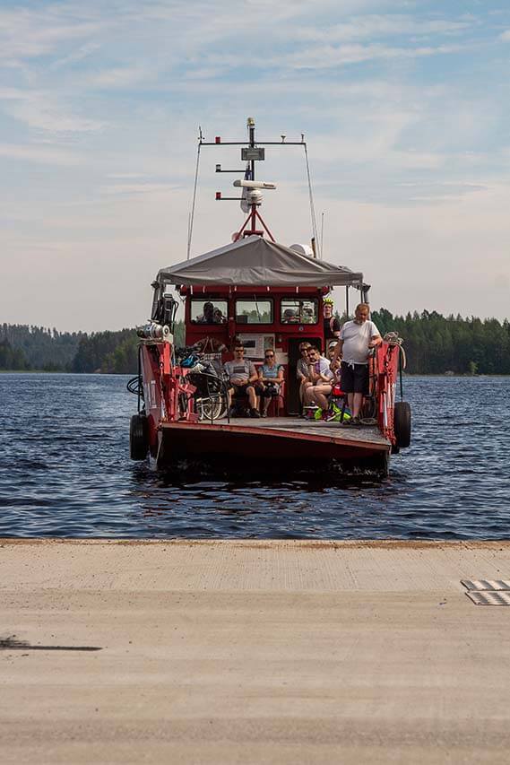 Lietvesi ylitetään pyörälautalla. Kuva: Tapani Leppänen.