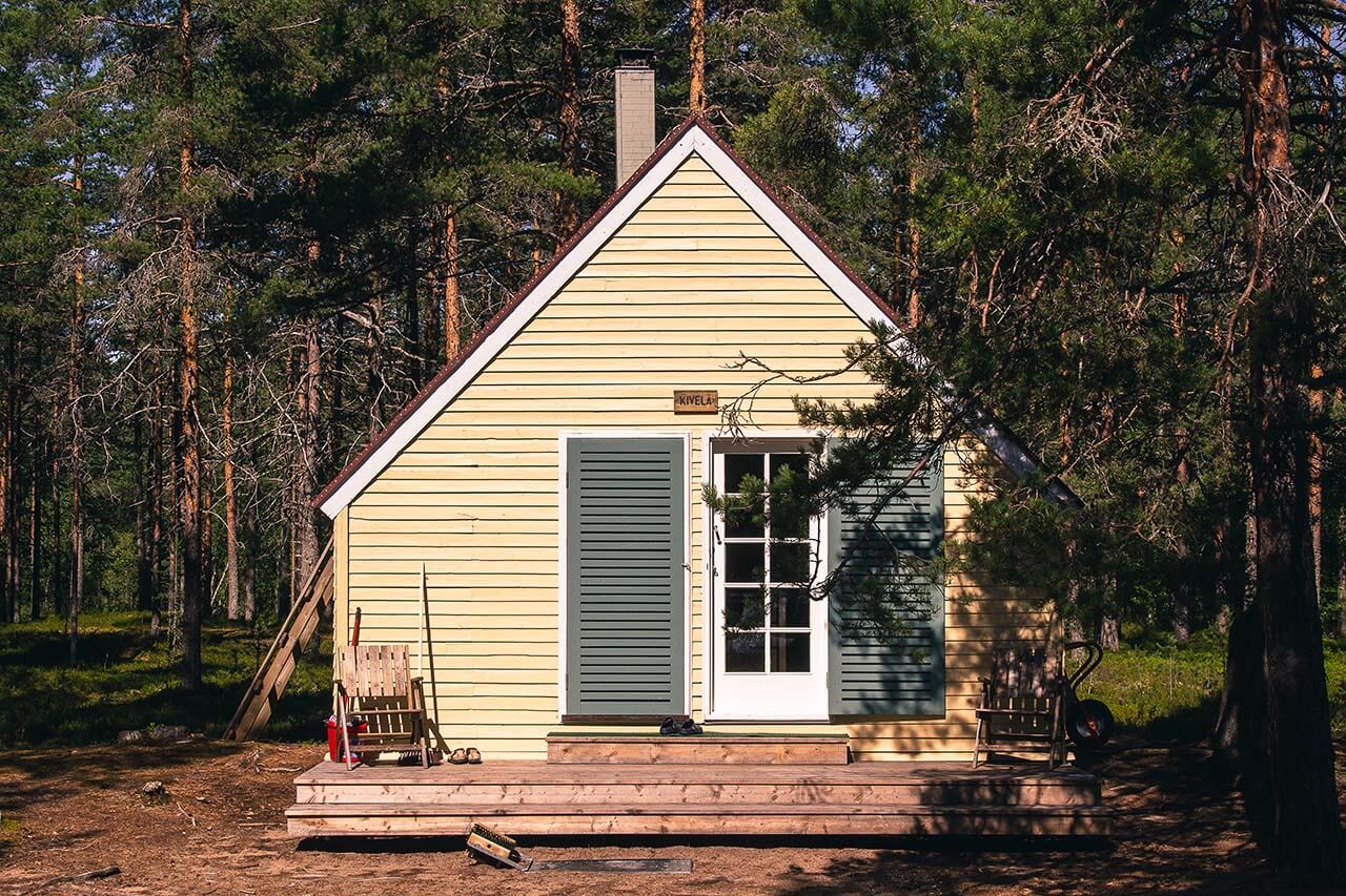 Arkkitehti Eino Pitkäsen suunnittelemat sympaattiset mökit ovat peräisin 1930-luvulta. Kuva: Tapani Leppänen.