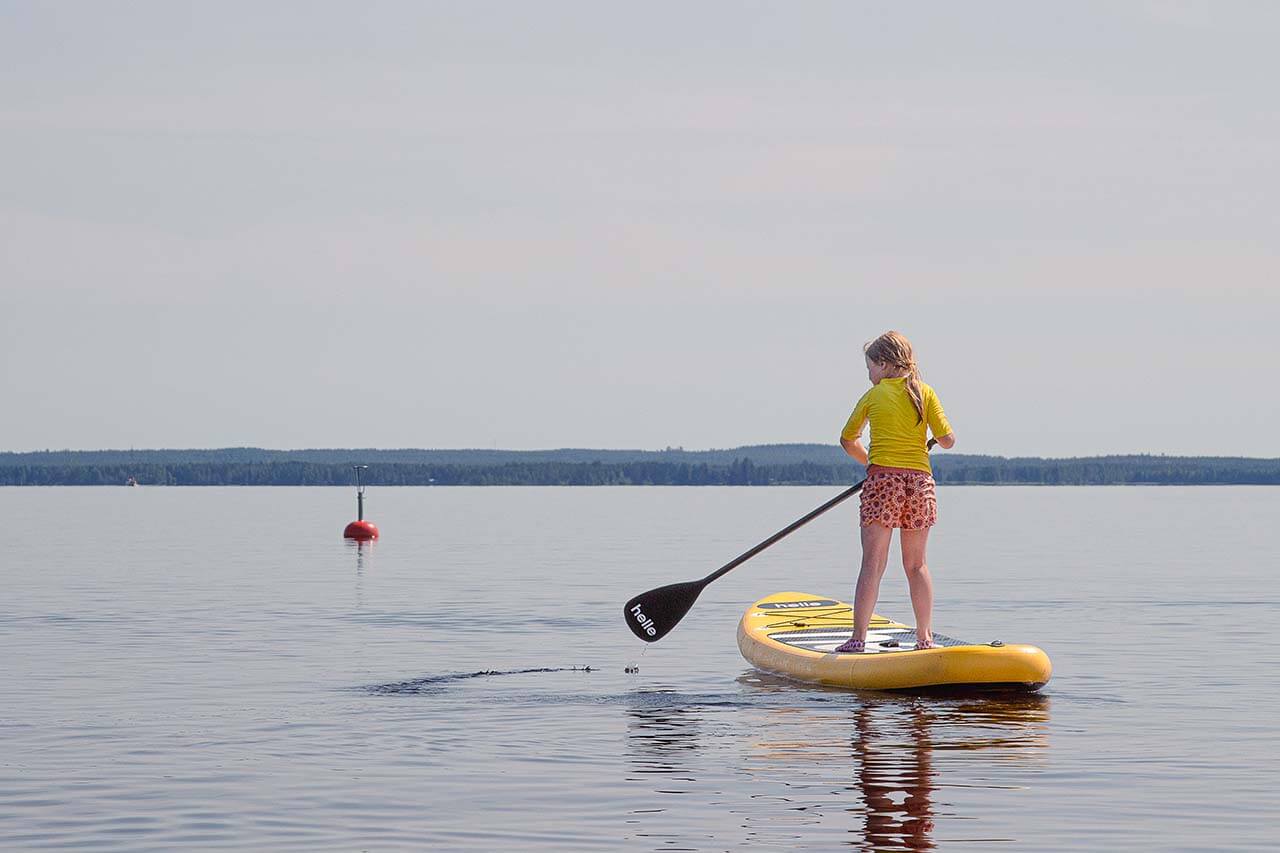 Ärjänsaaresta voi vuokrata suppilaudan tai kajakin. Kuva: Tapani Leppänen.