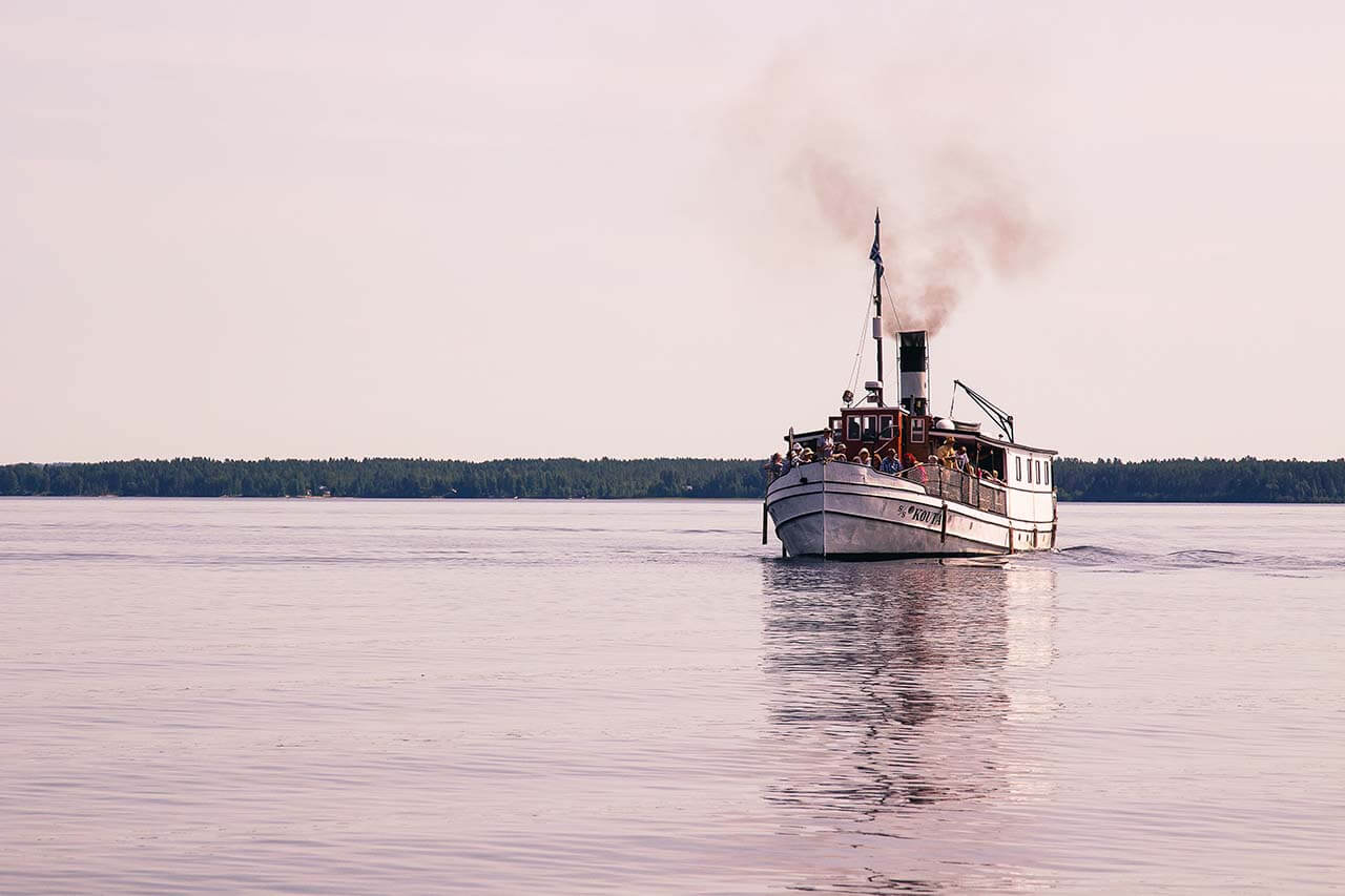 Satavuotias höyrylaiva S/S Kouta risteilee Ärjänsaareen heinäkuussa. Kuva: Tapani Leppänen.