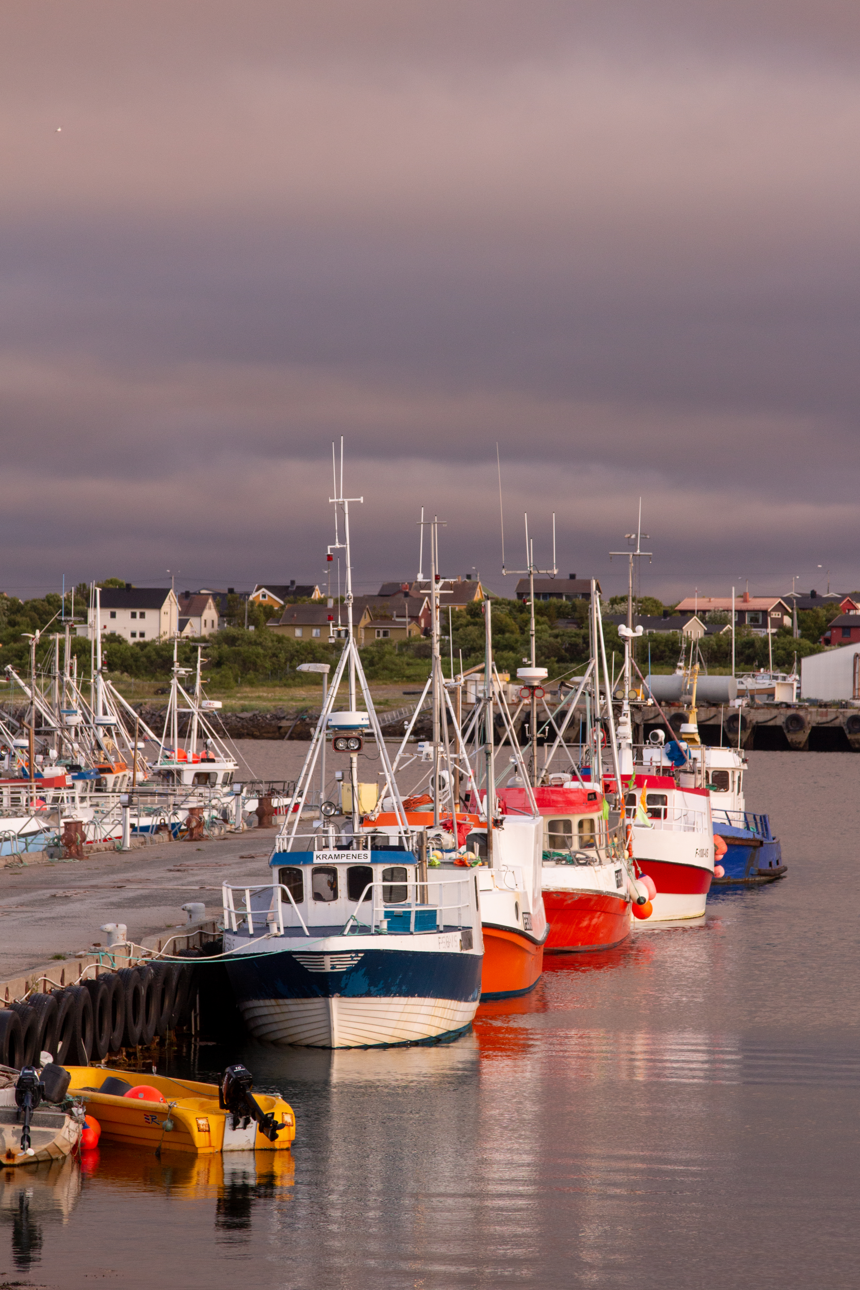 Varangin suurin kaupunki Vadsø tarjoaa parhaat peruspalvelut. Sataman aallonmurtaja ja Vadsøyan saari ovat kahlaajien katselupaikkoja. Kuva: Tapani Leppänen.