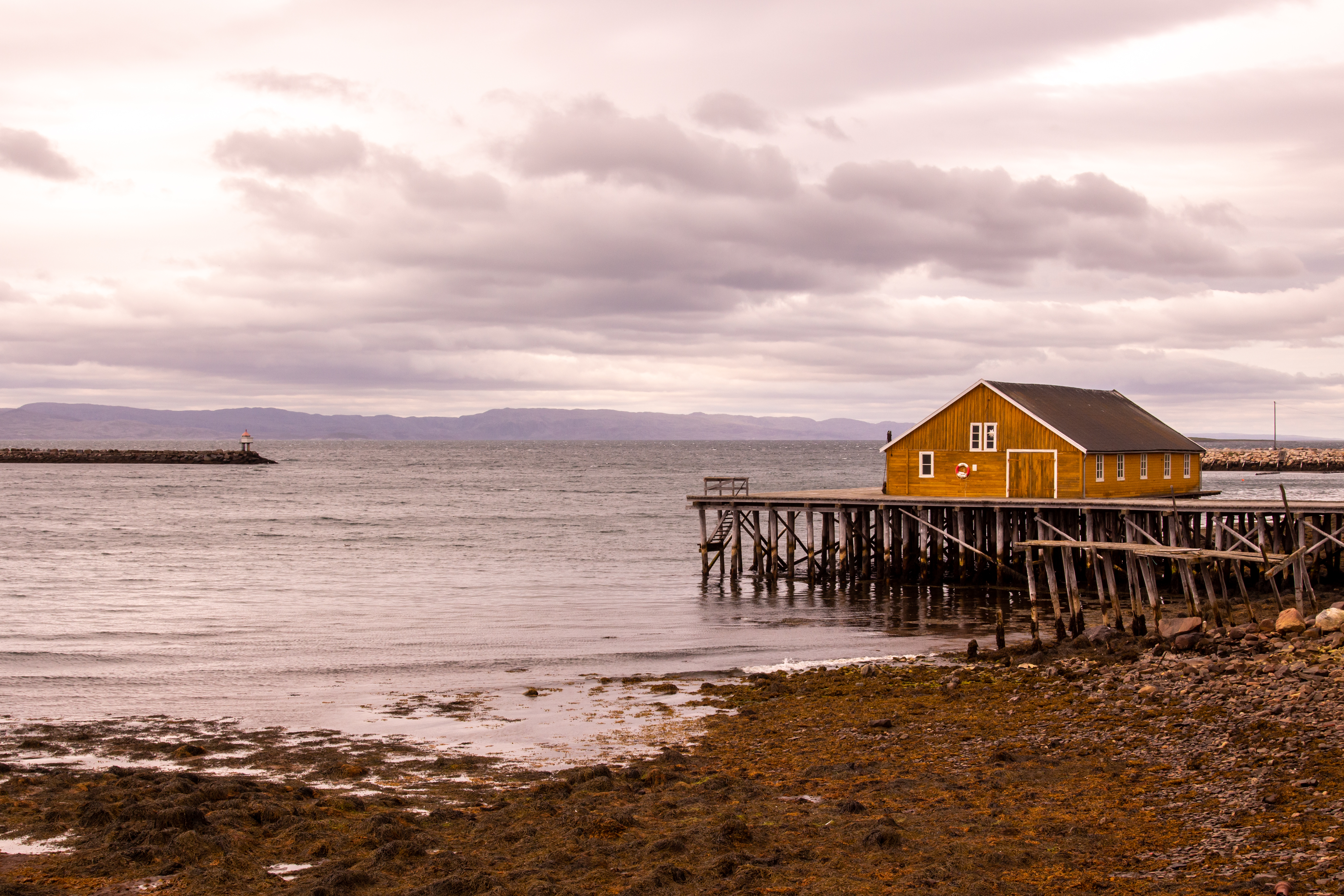 Varanginvuonon rantamaisemaa Vadsøn kalasataman laitamilla. Kuva: Tapani Leppänen.