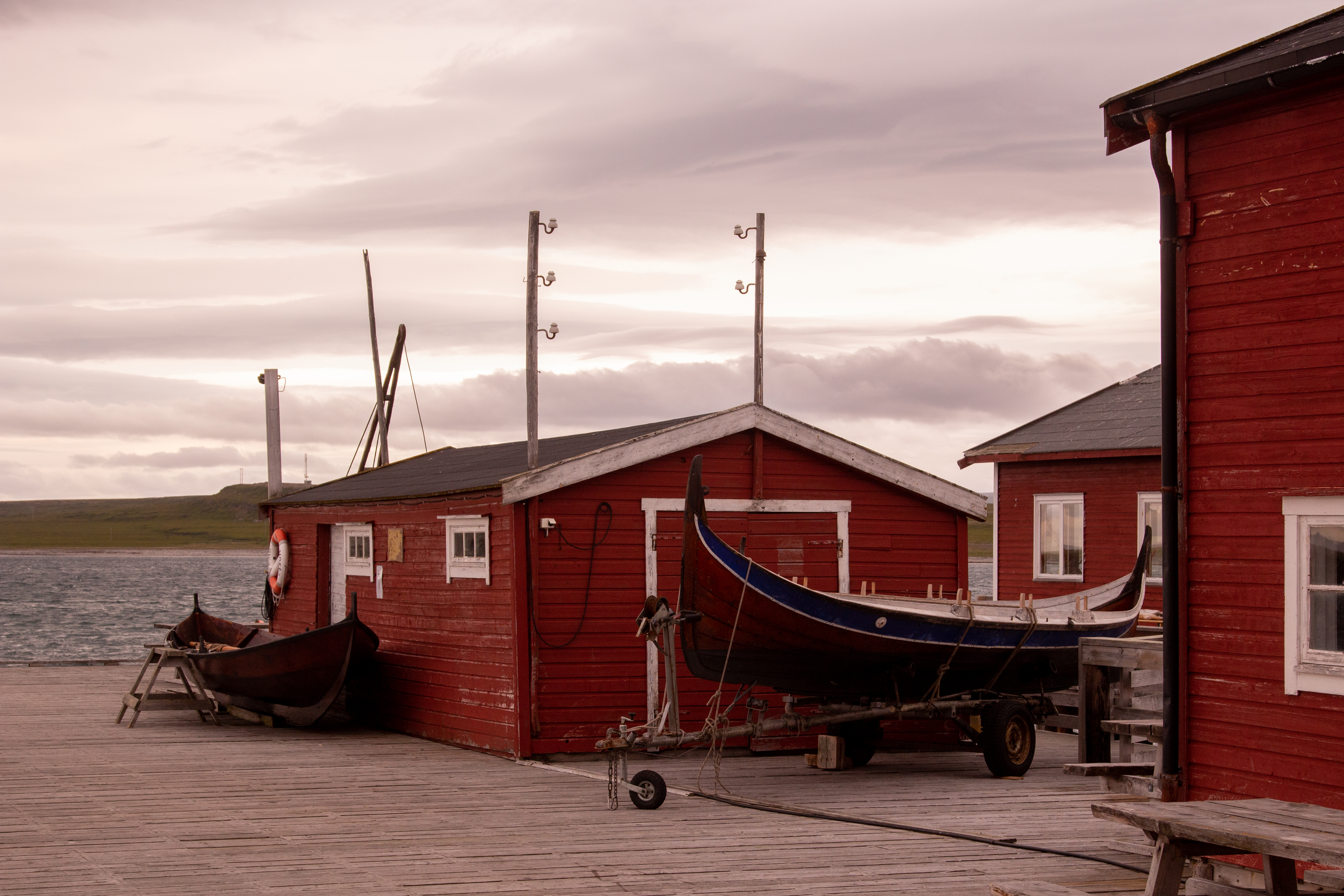 Ekkerøyn perinteinen kalastajakylä, jossa hyvä ravintola, tyylikäs majatalo ja yksi niemimaan tunnetuimmista lintukallioista. Kuva: Tapani Leppänen.