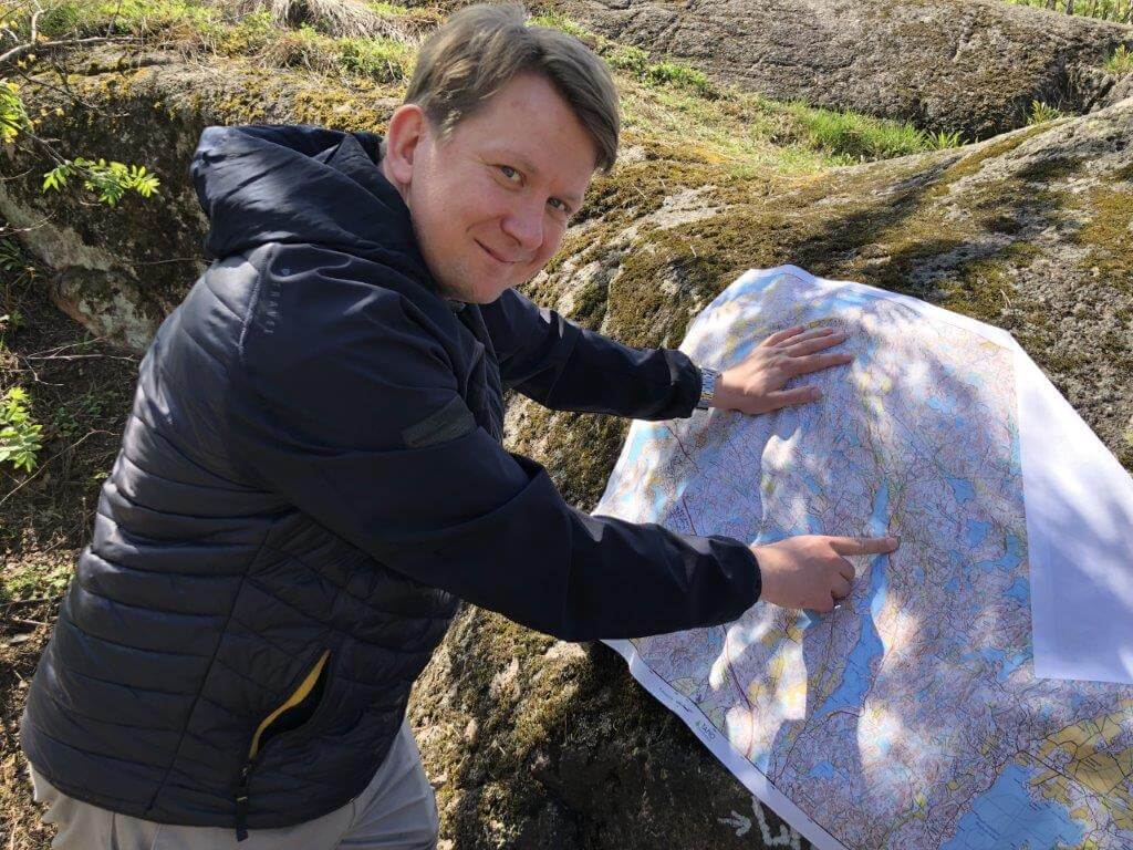 Muoville tai kankaalle tulostetut kartat kestävät vettä, eli ne on helppo napata mukaan maastoon, projektipäällikkö Mikko Hämäläinen Tapio Karttakeskuksesta kertoo. Kuvat: Tapio Karttakeskus.