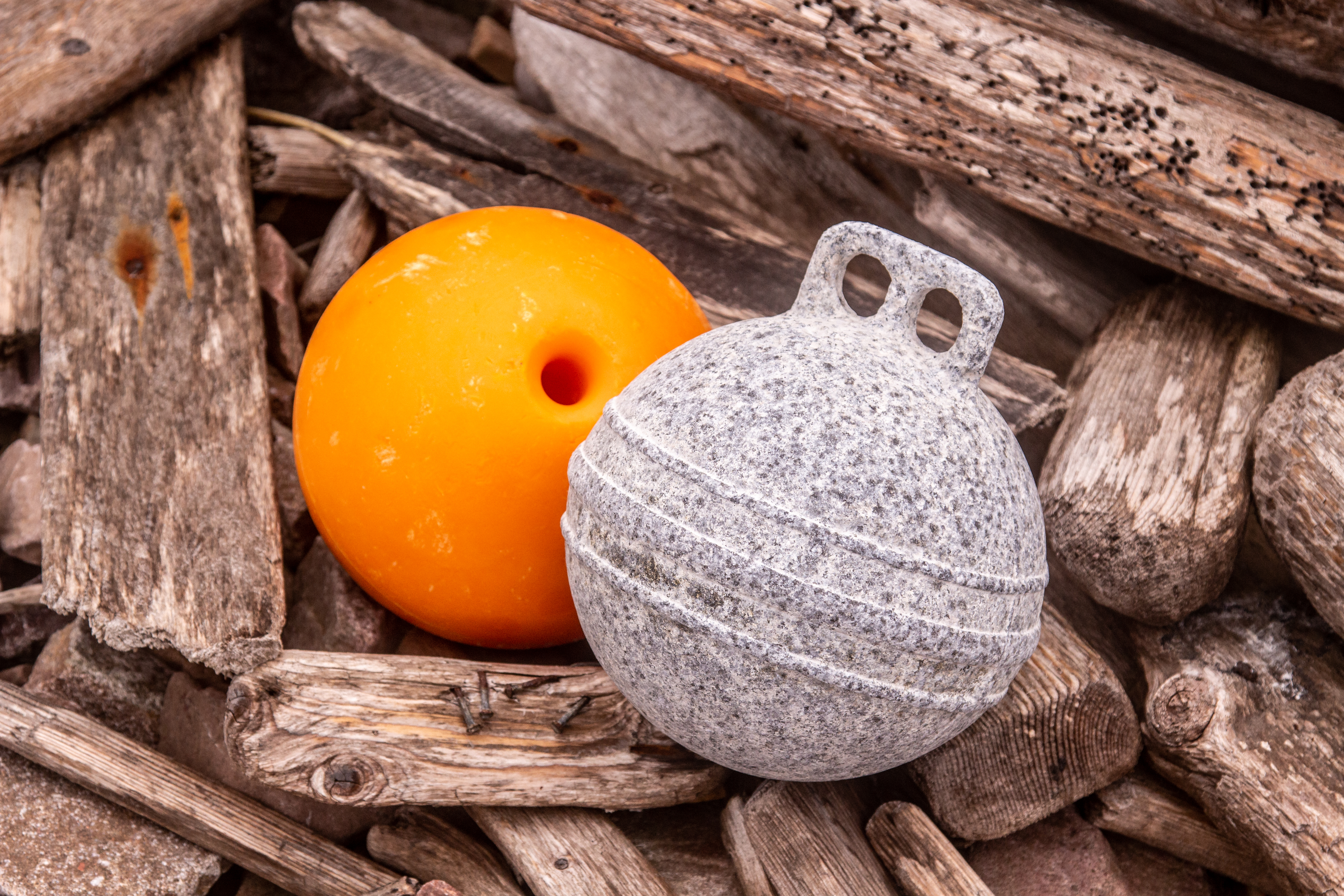 Valtameren mukanaan tuoman roskan määrä on mykistävä. Se ei kuulu maisemaan, mutta on osa sitä myös täällä, Euroopan arktisella reunalla. Kanistereita, köysiä, verkkoja, laatikoita ja niitä surullisen kuuluisia muovipulloja – enimmäkseen kalastusaluksilta karannutta roinaa. Jos ajopuuta ei lasketa, ylivoimaisen enemmistön muodostivat pyydysmerkit, erilaiset kohot ja poijut, jotka värittävät Jäämeren kivisiä rantoja kuin keilapallot. Olen minä matkamuistona kiviäkin kantanut, mutta tällä kertaa valitsin rinkan painoksi kovia kokeneen ja auringon haalistaman poijun katiskan merkiksi mökille. Kaikkea se piru hullulla teettää.  Kuva: Tapani Leppänen.