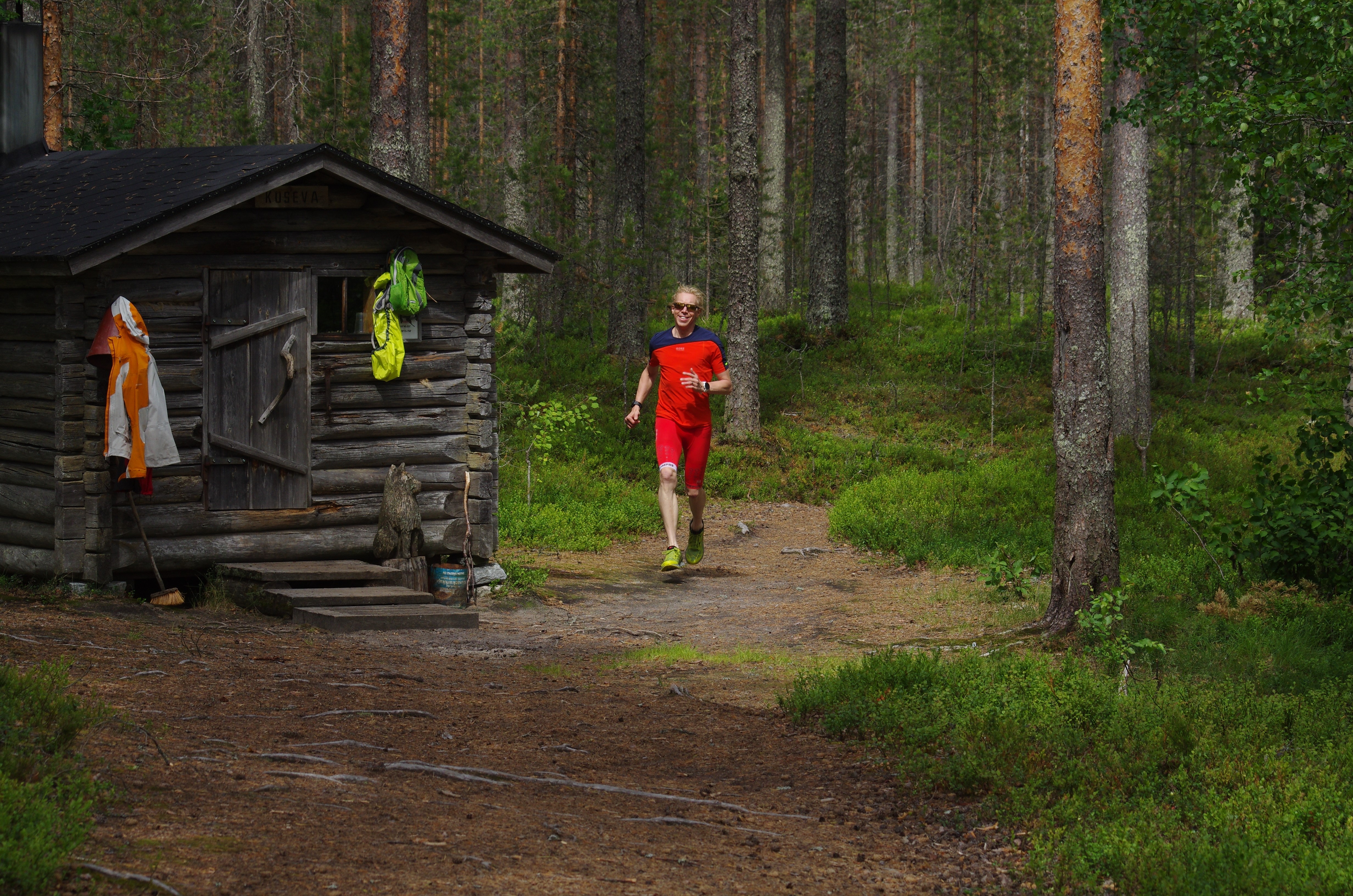 Sateisen juoksuretkipäivän jälkeen paistoi aurinko. Teltan lisäksi meille tarjosi suojaa Kosevan pieni autiotupa. Kuva: Mervi Savolainen.