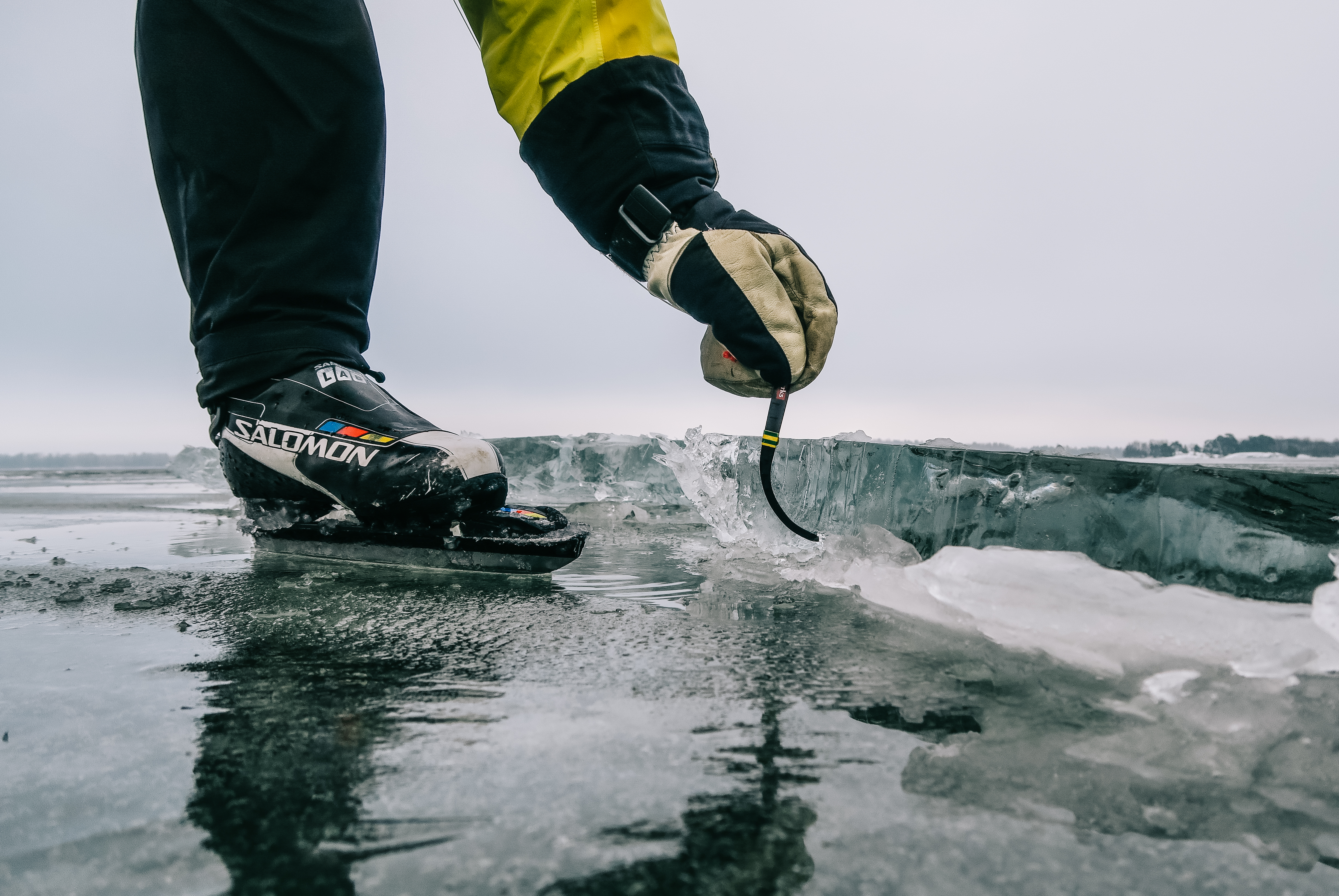 Jäämittari kuuluu jäällä liikkujan perusvarusteisiin. Kuva: Terhi Ilosaari.