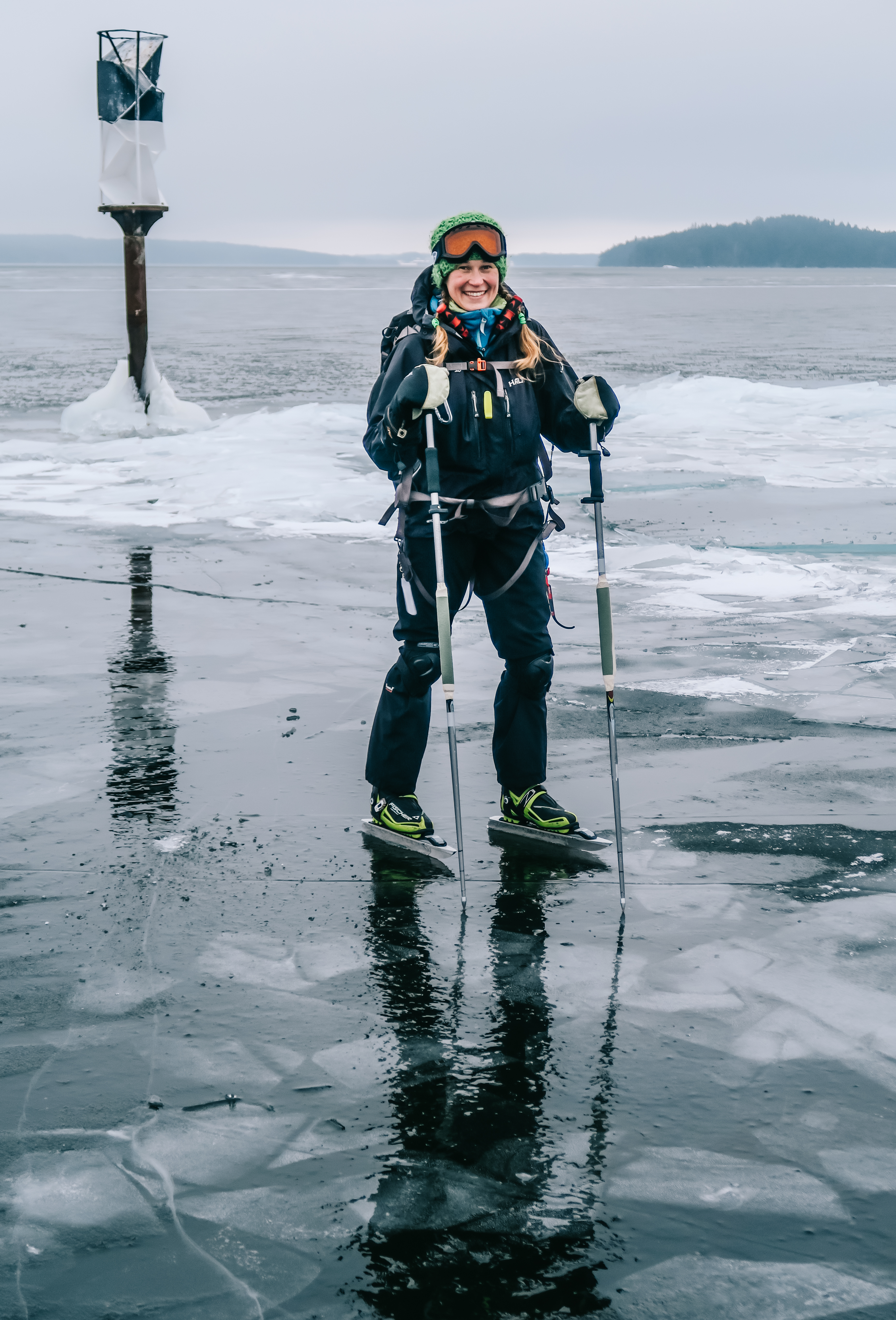 Alla tukevaa ja turvallista jäätä, vaikka luistelijalta kuvanottopaikalla meinasikin luotto jääsauvaan loppua. Kuva: Tom Toivonen.