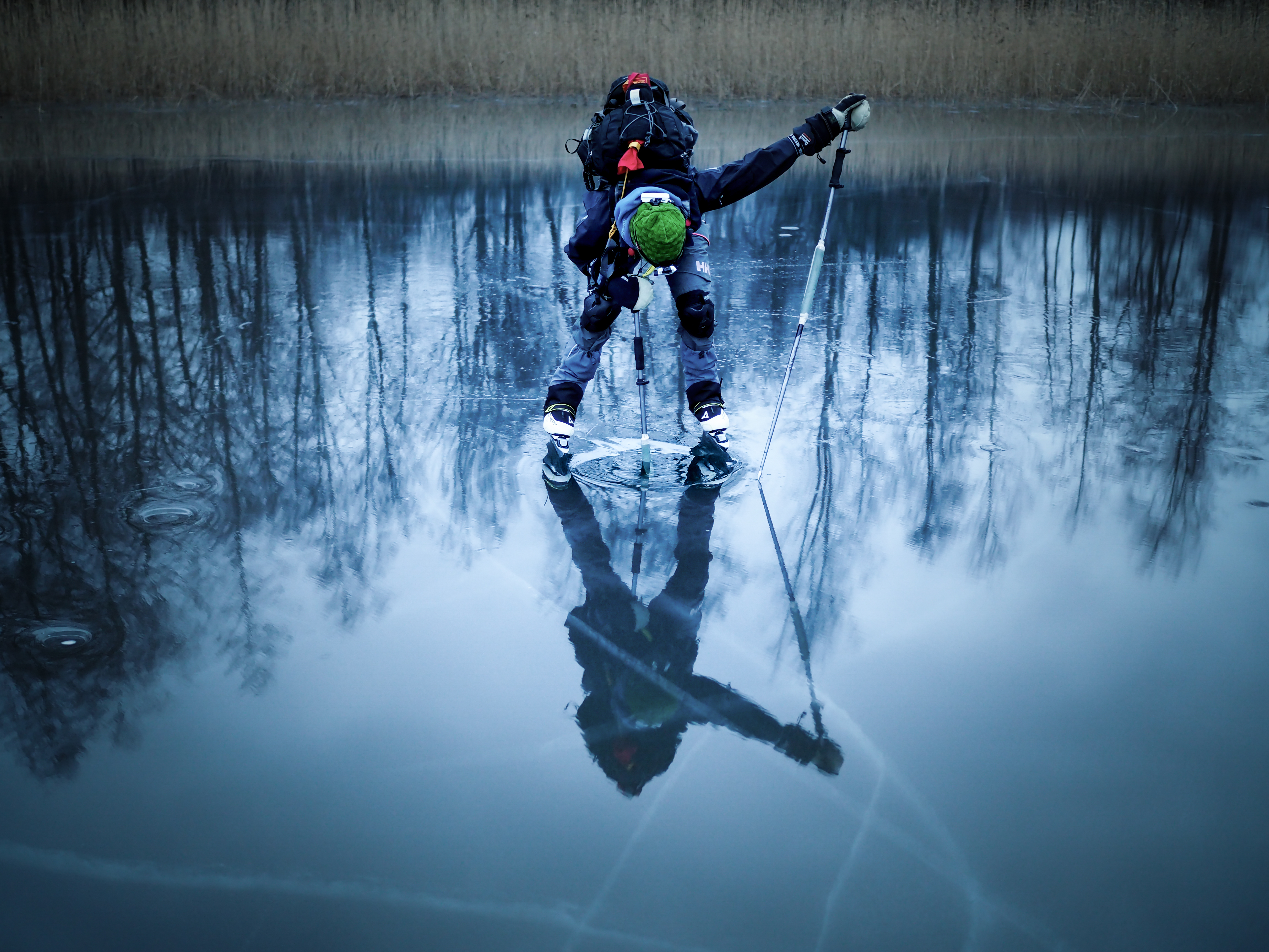 Uveavantoa tutkimassa. Jään päälle satanut vesi on silottanut jään erinomaiseksi luistella, mutta kaivertanut samalla lukuisia vaarallisia uveavantoja. Kuva: Tom Toivonen.