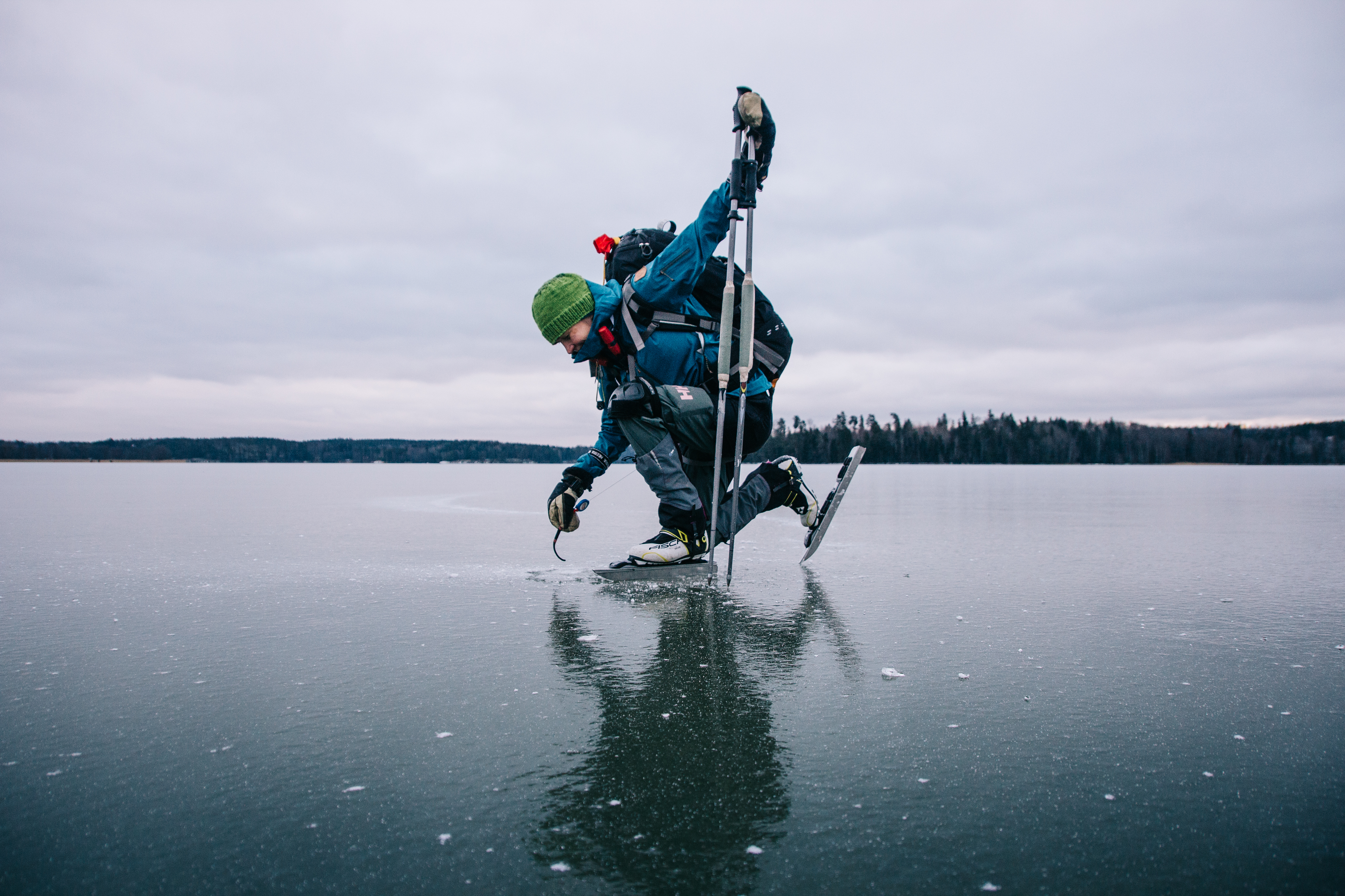 Jään paksuuden mittaamista varten kannattaa jäämittari pitää aina helposti käden ulottuvilla. Kuva: Tom Toivonen.
