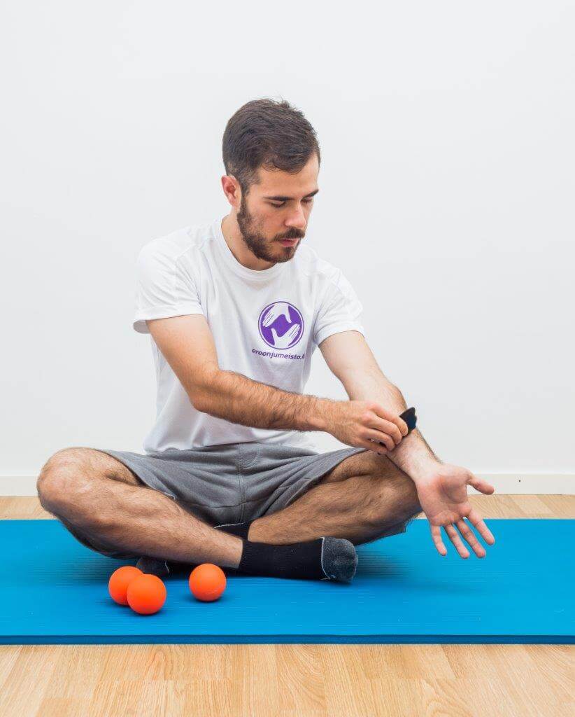 Lihasten hitaaseen syväsivelyyn voi käyttää esimerkiksi guasha-kampaa.