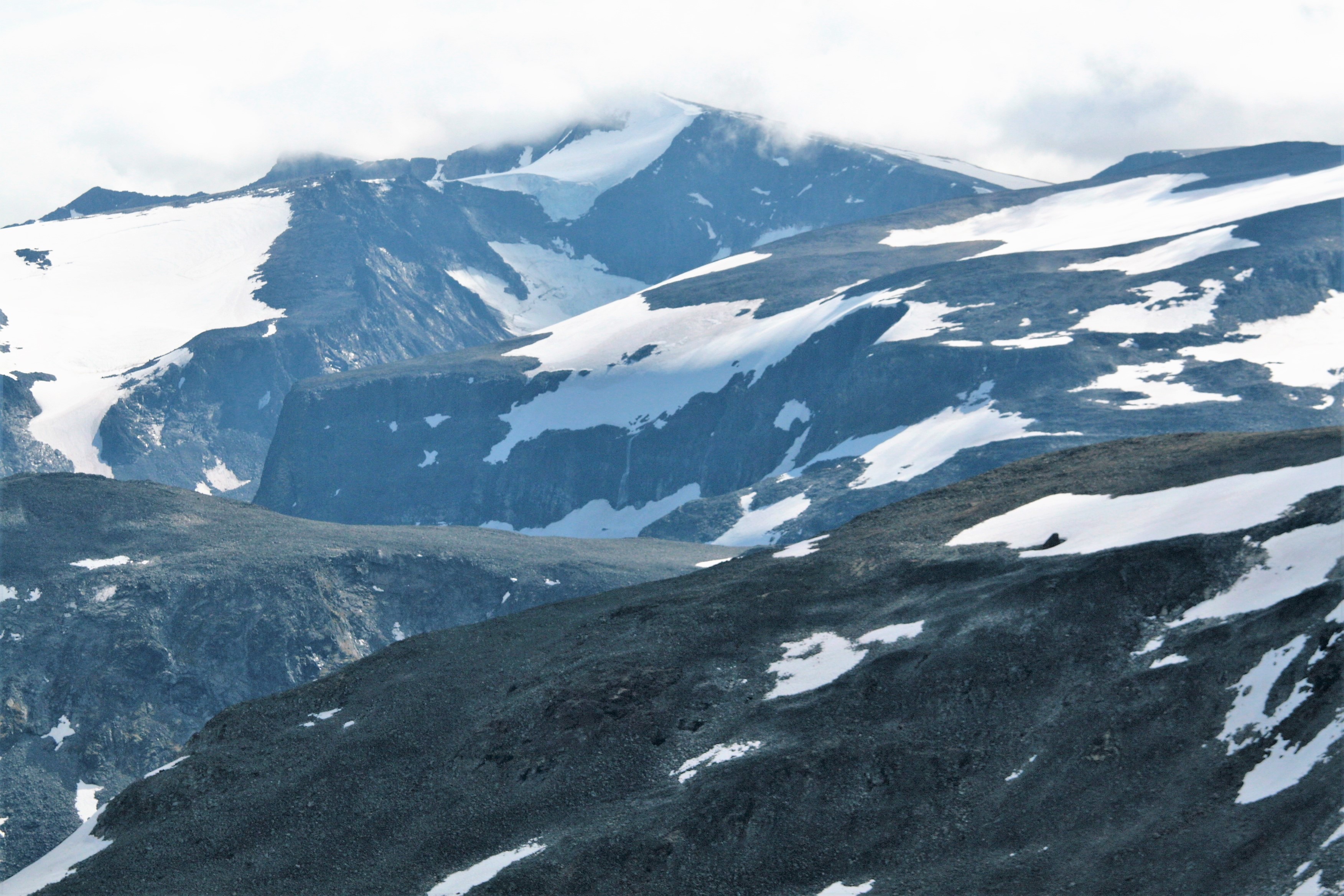 Upeasti polveileva vuoristomaisema Glittertindenin (2457 m) itärinteeltä katsottuna. Kuva: Harri Ahonen.