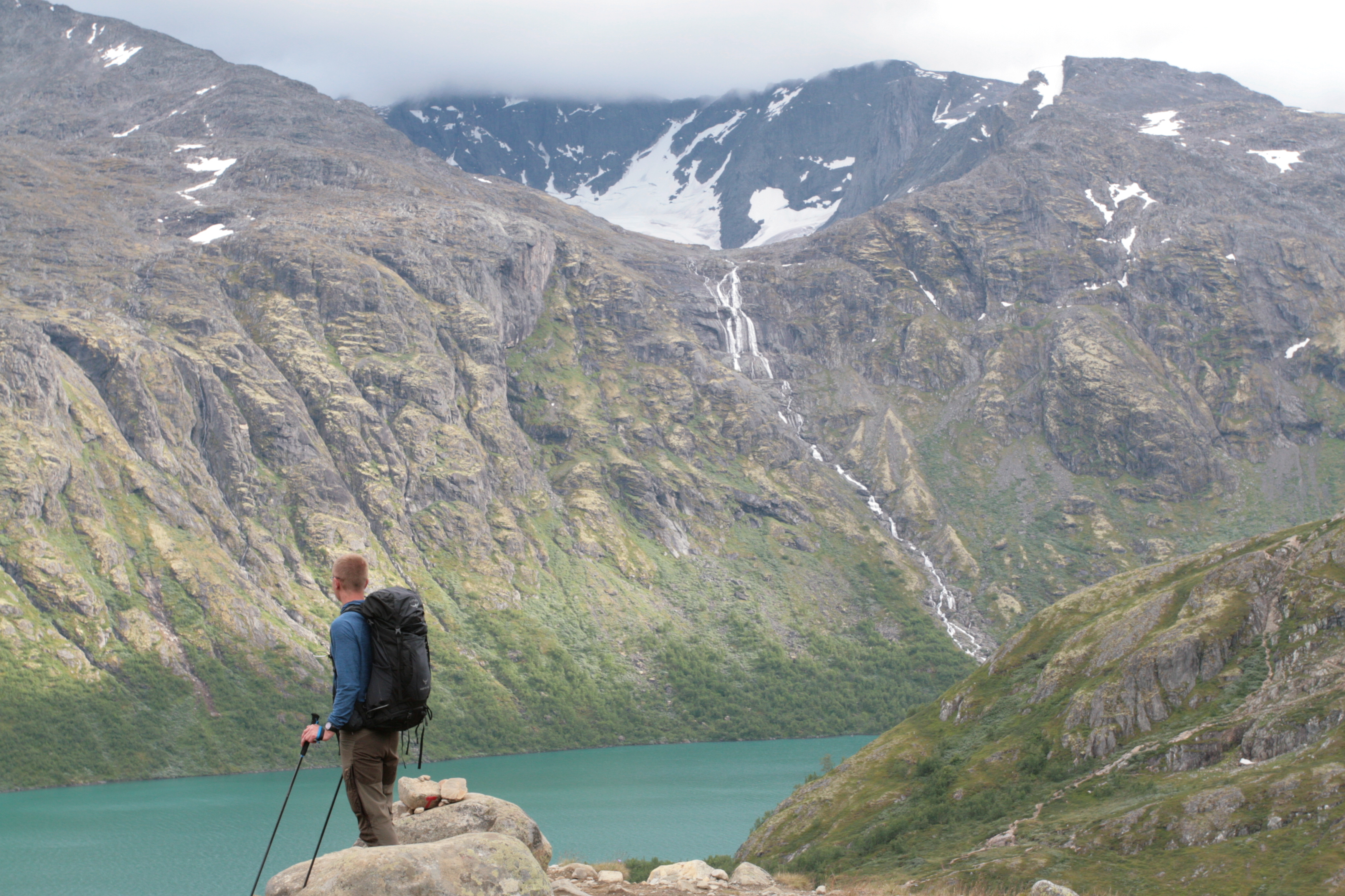 Jotunheimenin sydänmailla, taustalla pilvien peitossa Tjønnholstinden (2331 m). Kuva: Harri Ahonen.