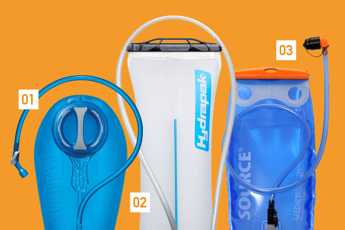 [01] Camelbak, [02] Hydrapak ja [03] Source ovat yleisimpiä juomarakkoja.