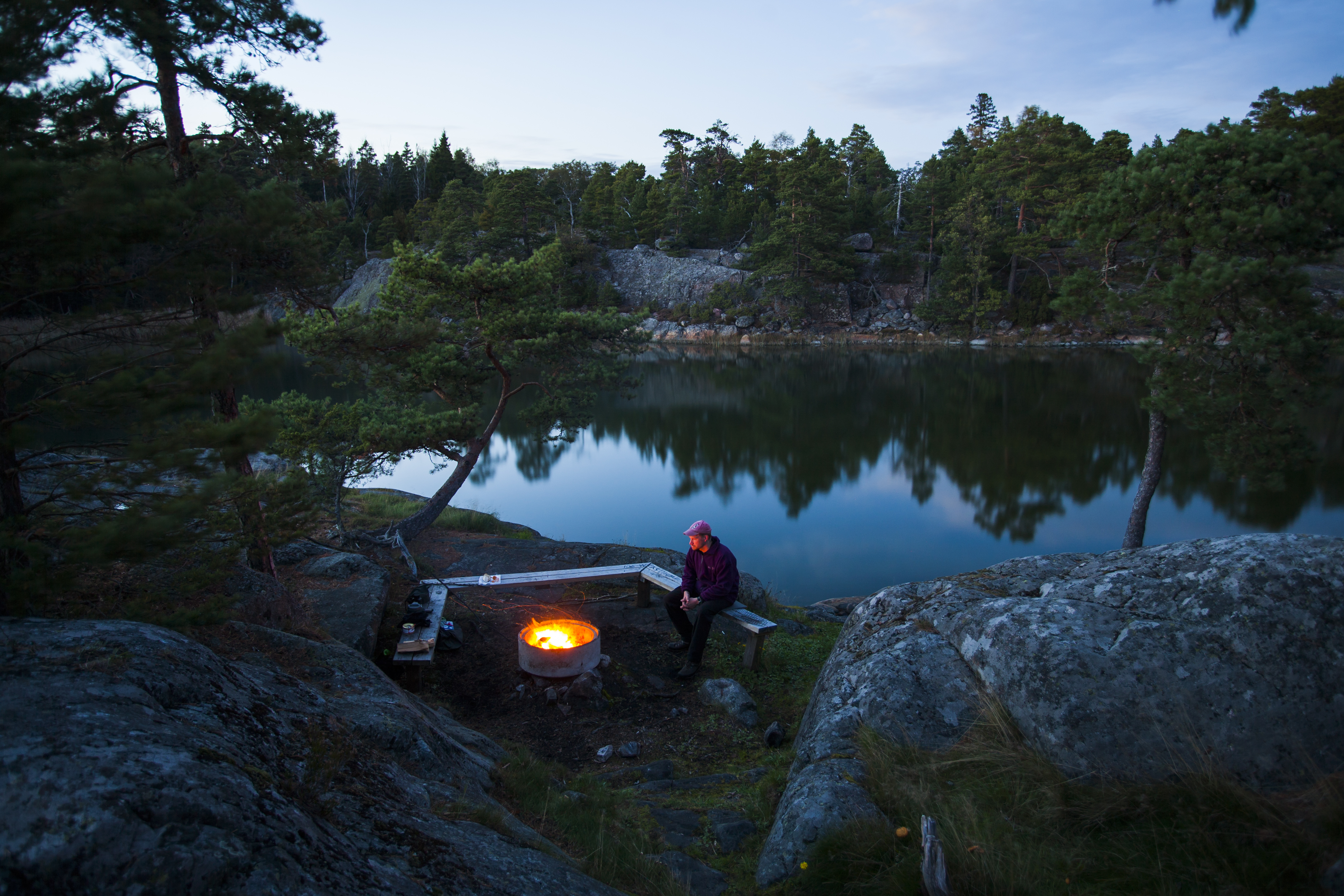 Modermaganin tulipaikalla on lokakuun alun pimenevässä illassa paljon tilaa.