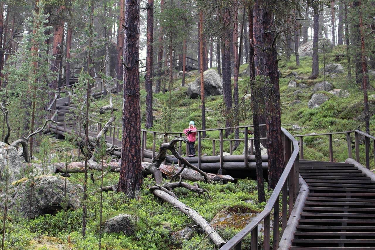 Inarin Karhunpesäkivi on jännittävä perhekohde. Kuva: Jouni Laaksonen.
