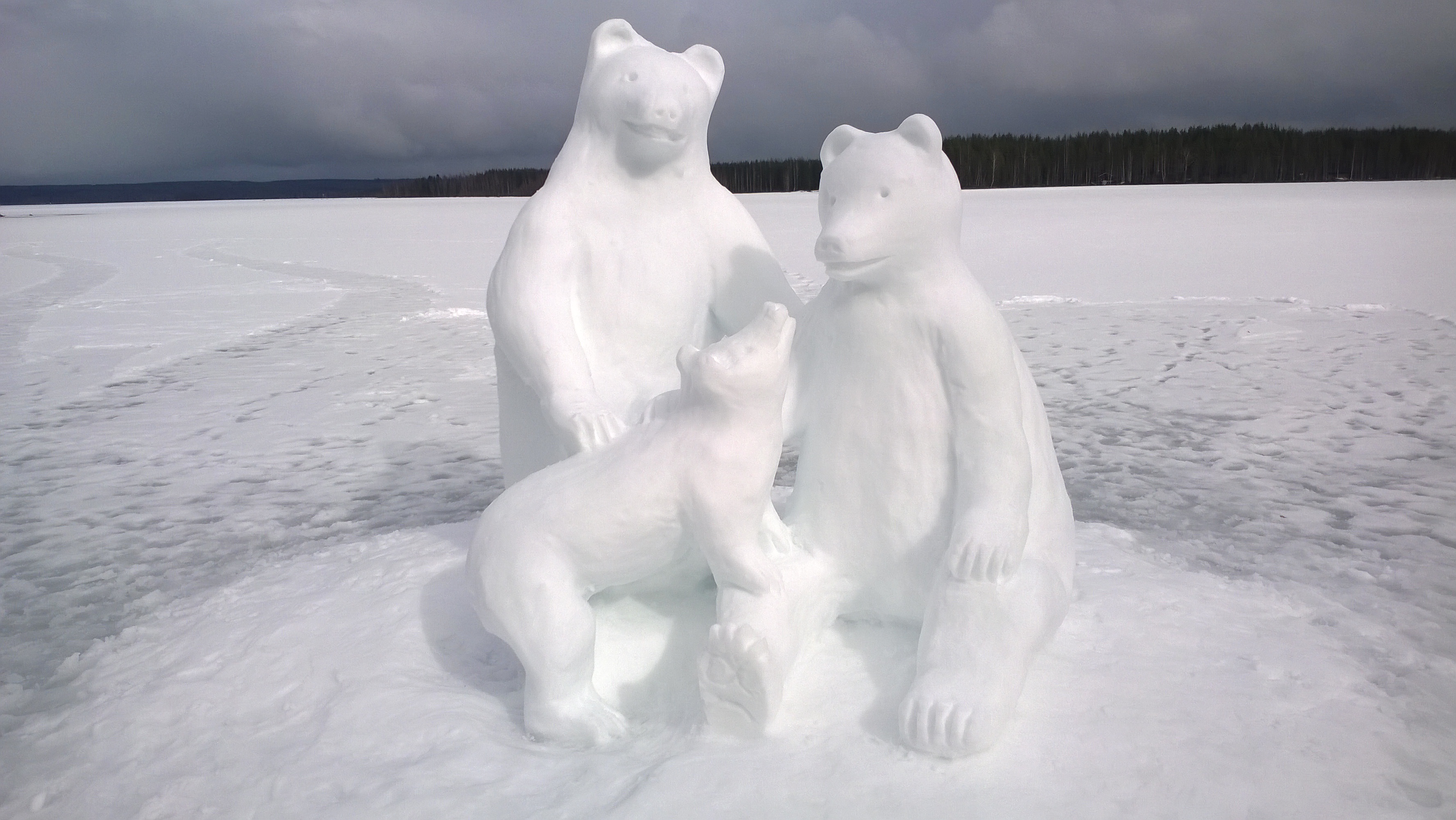 Veijo Oinosen veistämä ja kuvaama perhepotretti.