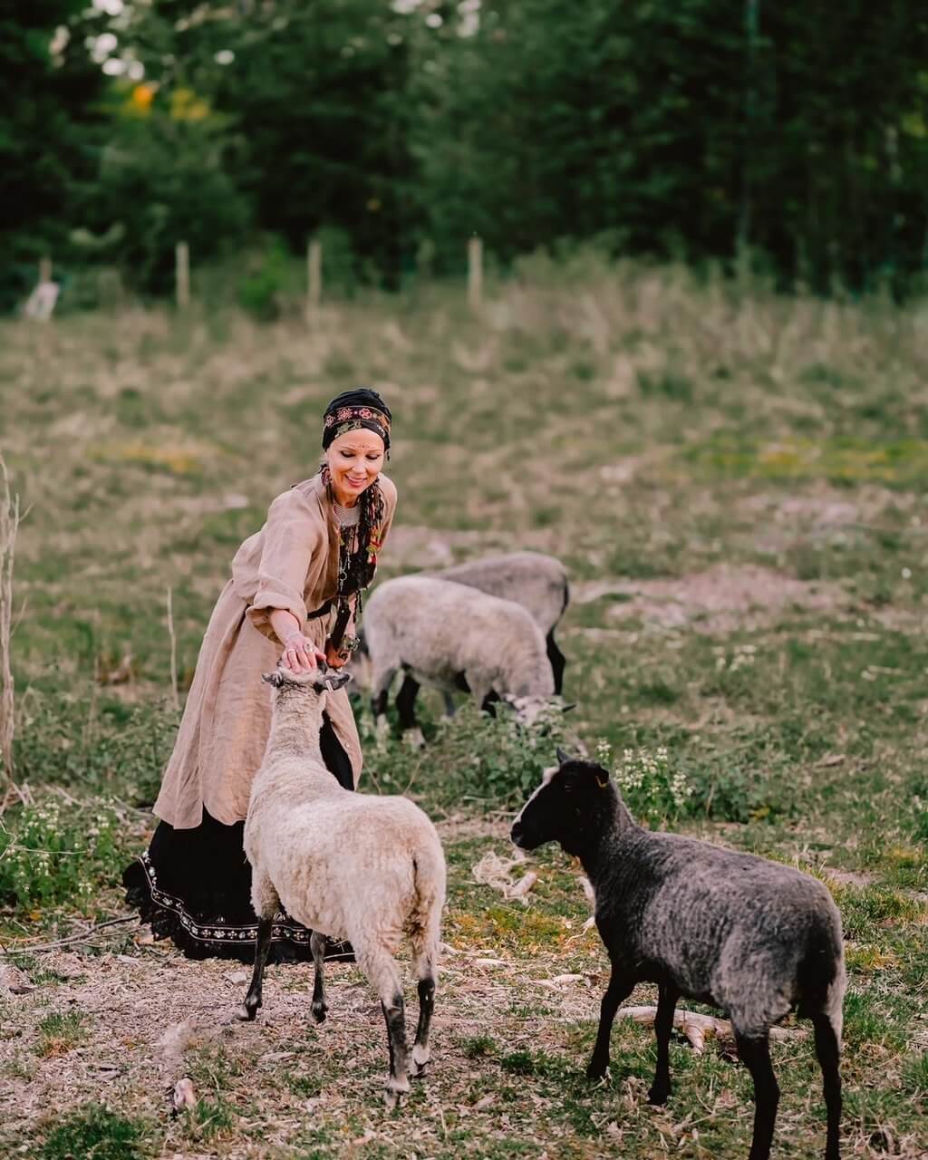 Katariina Sourin perinnetilukset sijaitsevat Sipoossa, jonne hän on rakennuttanut perinteisin menetelmin hirsitalon. Kuva: Bisher Sawan.