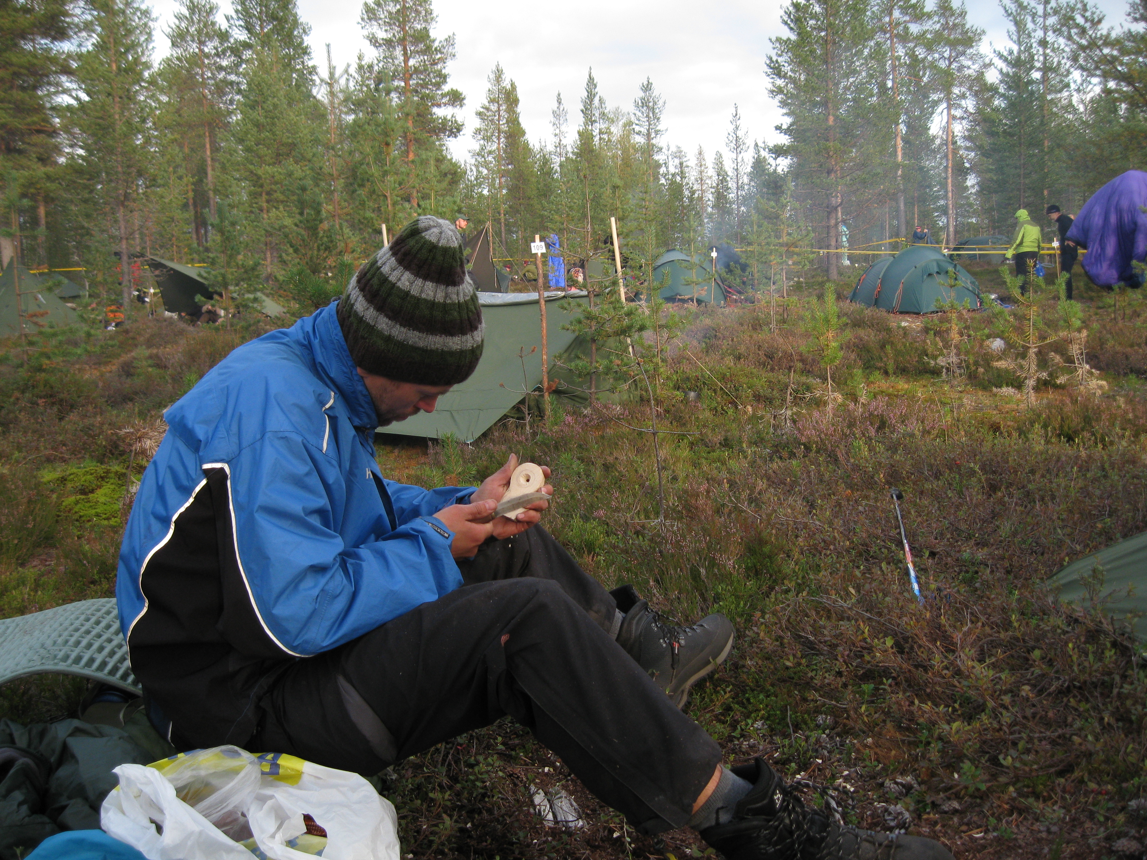 Vuonna 2010 kilpailut järjestettiin myös Kiilopäällä. Yhtenä iltatehtävänä oli tuolloin kielan veistäminen. Kuva: Jouni Laaksonen.