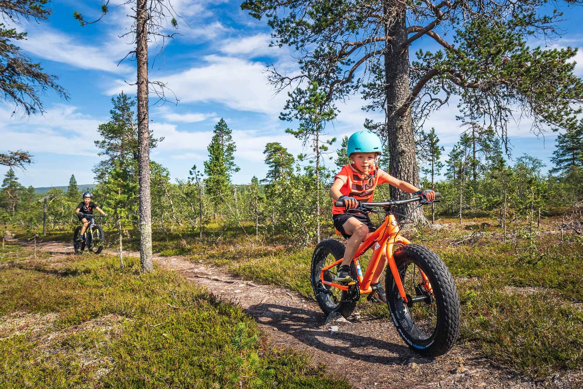 Läskipyörällä lapsikin pääsee pyöräilemään Kiilopään upeille poluille. Kuva: Johannes Perkkiö/Roll Outdoors.