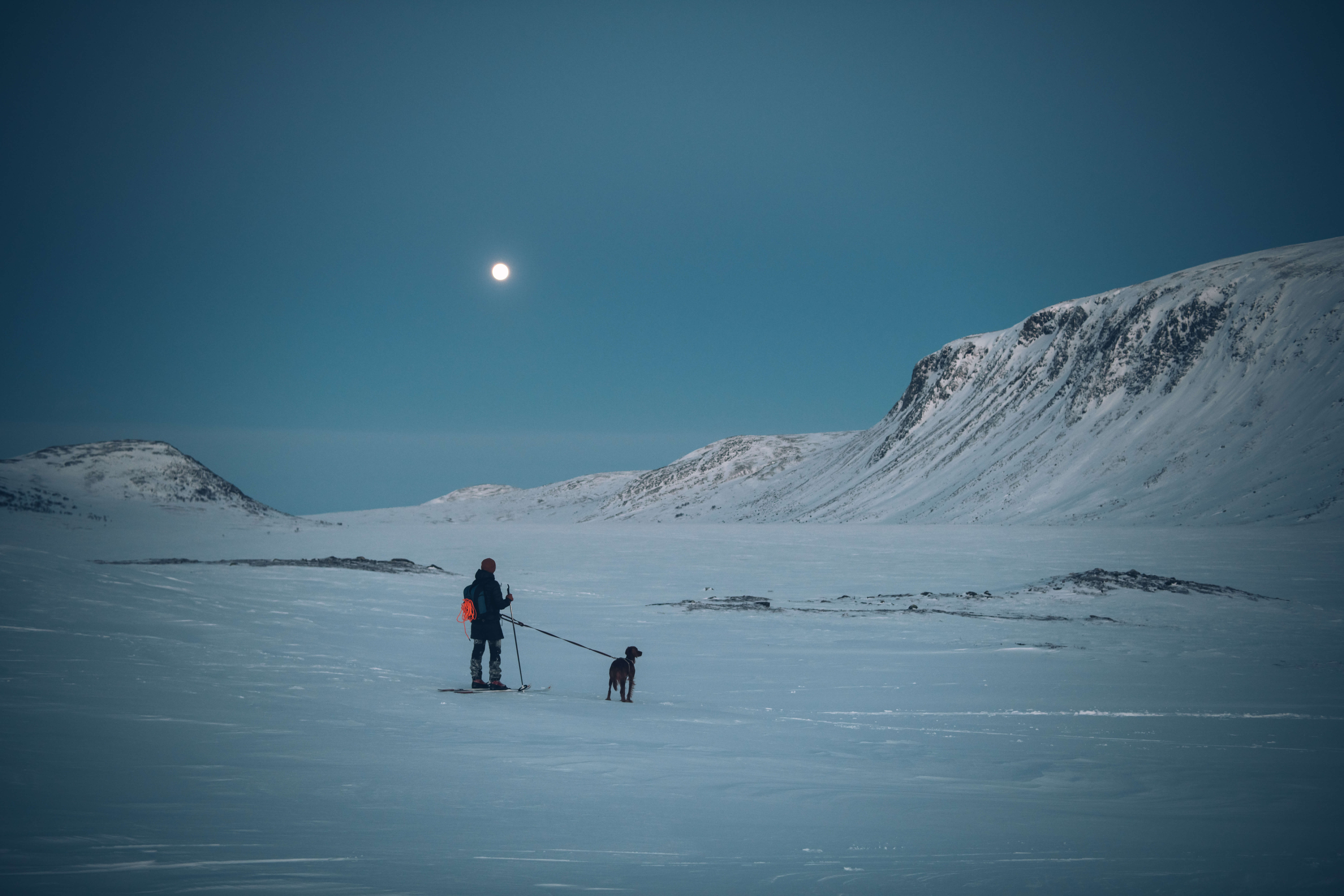 Illan hämärtyessä auringonvalo vaihtui kuunvaloksi, ja koko retken ajan ulkona näki kulkea ilman otsalamppua. Kuvat: Eeva Mäkinen.