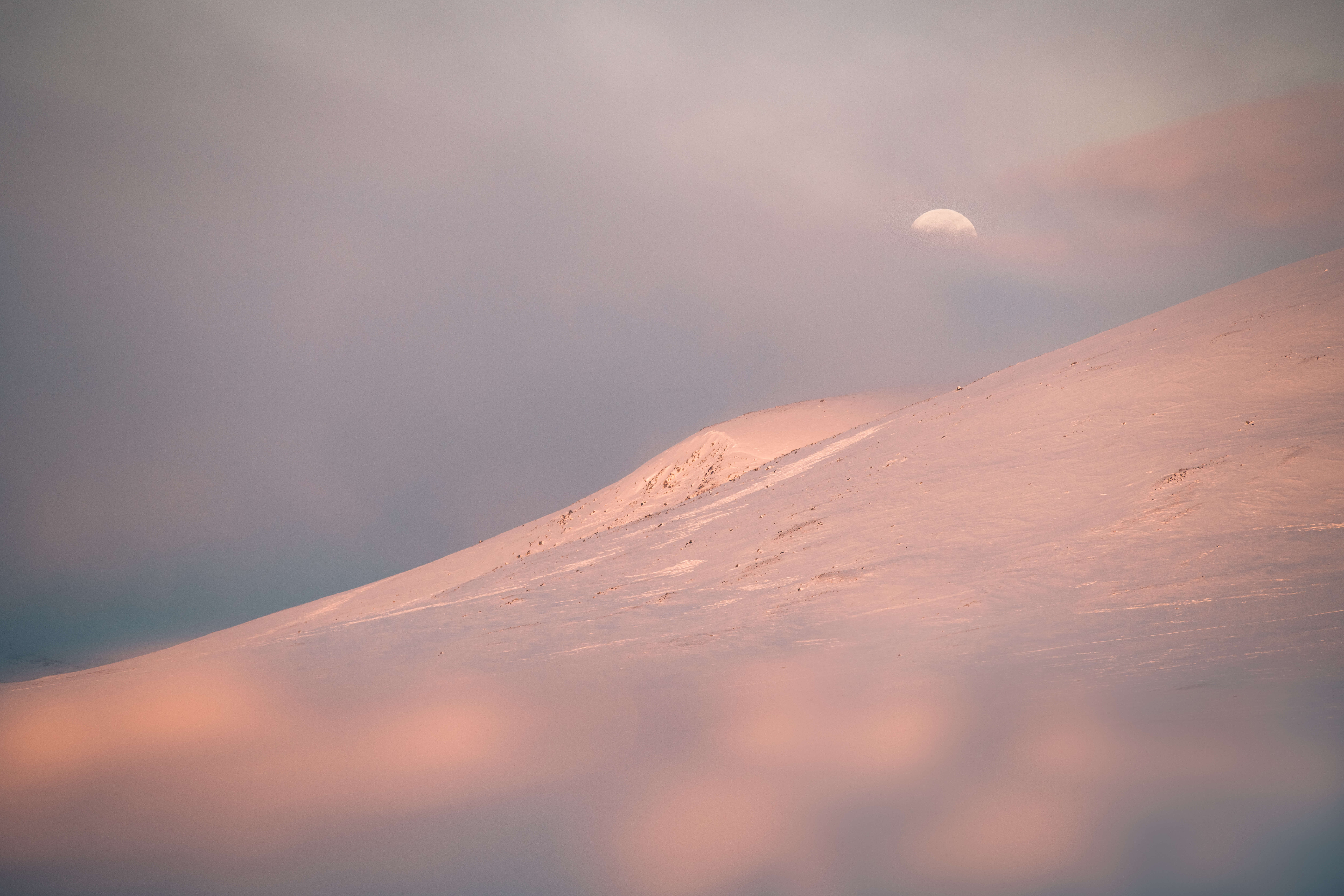 Valo muuttuu tunturissa hetkessä ja kamera kannattaa olla koko ajan valmiudessa. Täysikuu näyttäytyi vain lyhyen hetken verran ennen pilvien taakse katoamista.