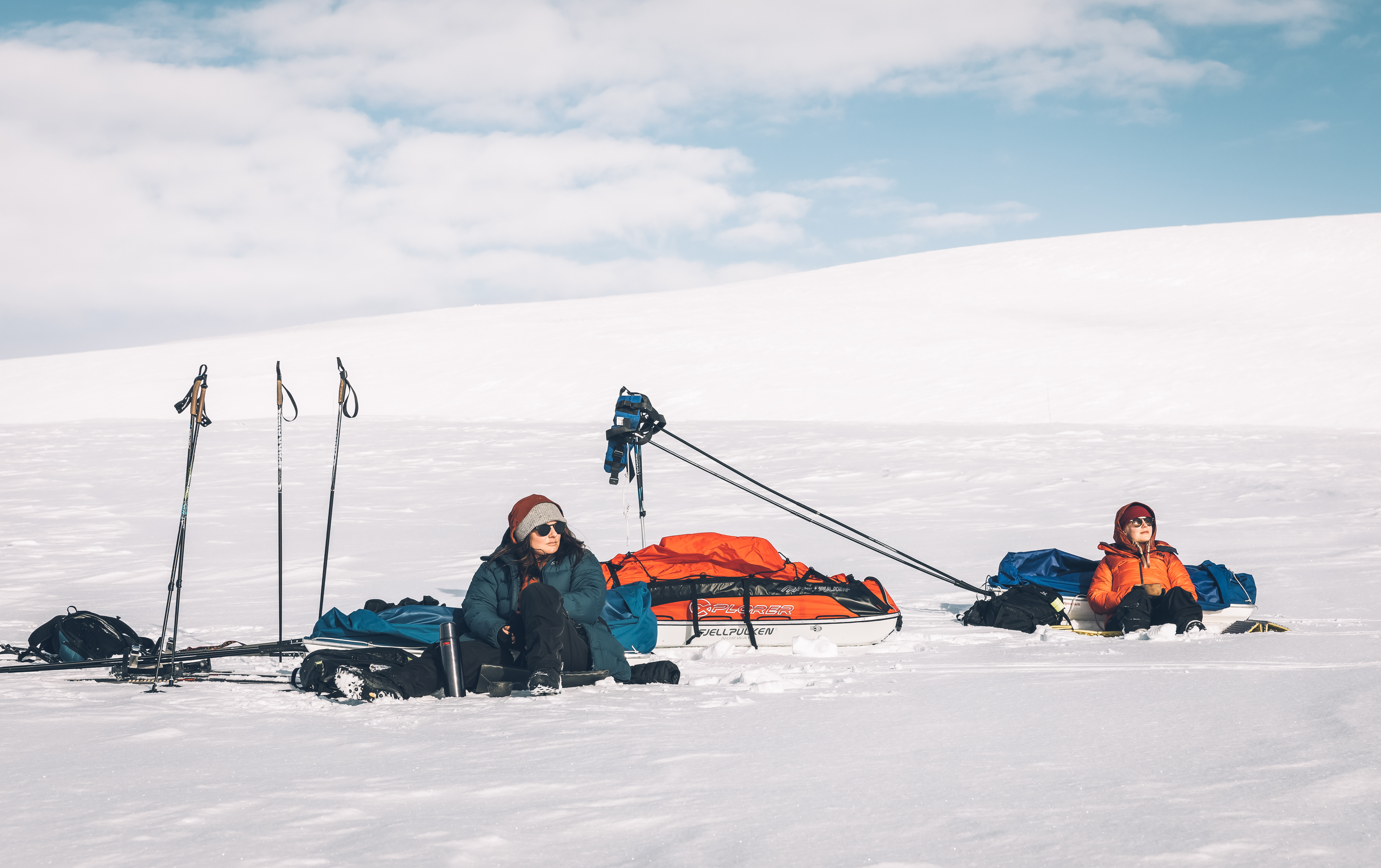 Tauolle olisi tehnyt mieli jäädä tunneiksi. Auringon lämmittäessä kasvoja ja tuulen hellittäessä hetkeksi kevätretken tunnelma on parhaimmillaan.