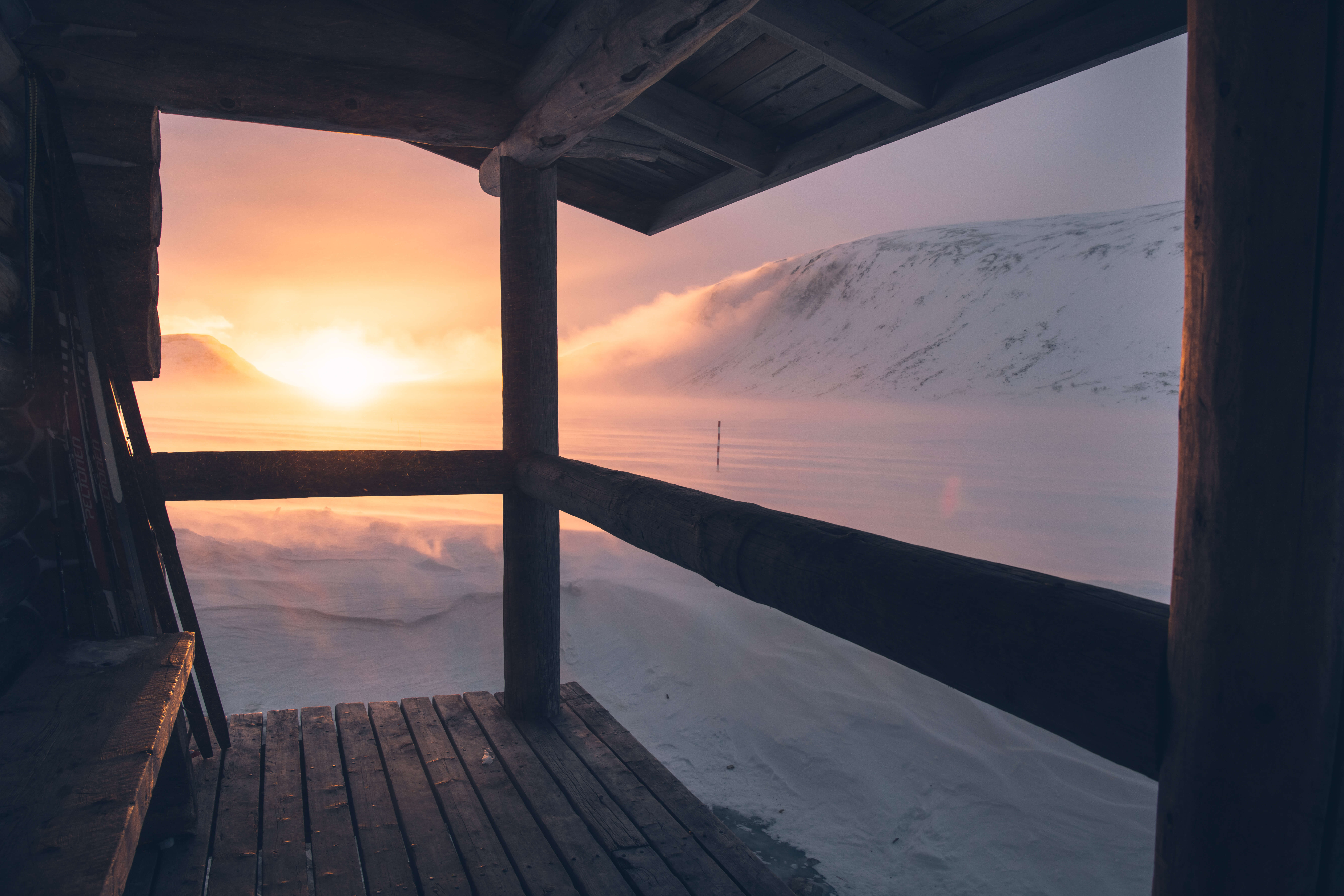 Aamuyön myrsky oli visuaalisesti upea, mutta ulkona oli haastavaa valokuvata. Joskus vaikeimmat olosuhteet ovat niitä hienoimpia. Silloin täytyy vain luottaa varusteisiin ja uskaltautua ulos.