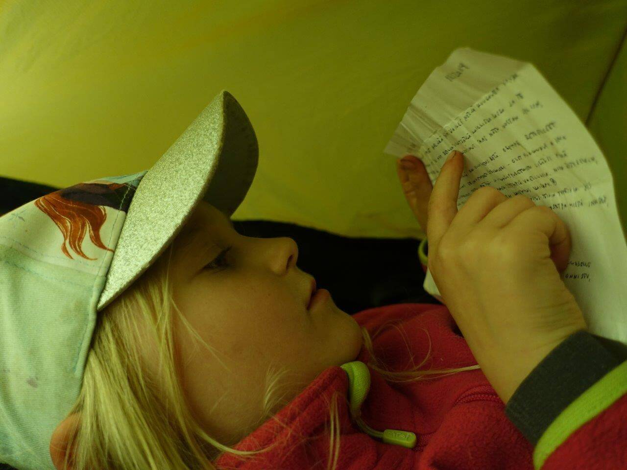 Pieni ihminen ihmeellisessä Paratiisikurussa.