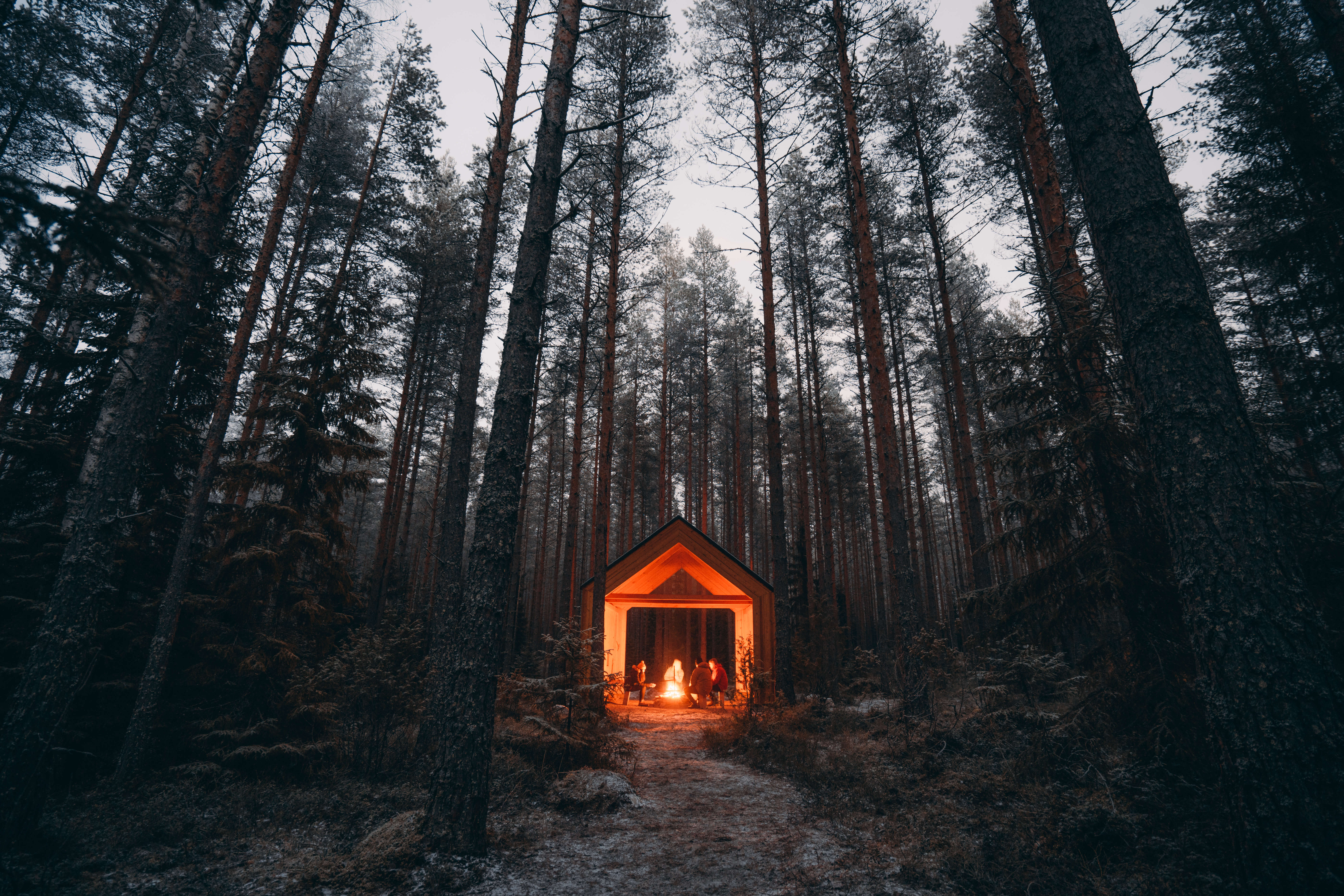 Tunnelmointia Kirkkokivenlaavulla vuoden 2020 retkikohteessa Kintunlammen retkeily- ja luonnnonsuojelualueella Tampereella. Kuva: Visit Tampere/Magomed Shapiev.