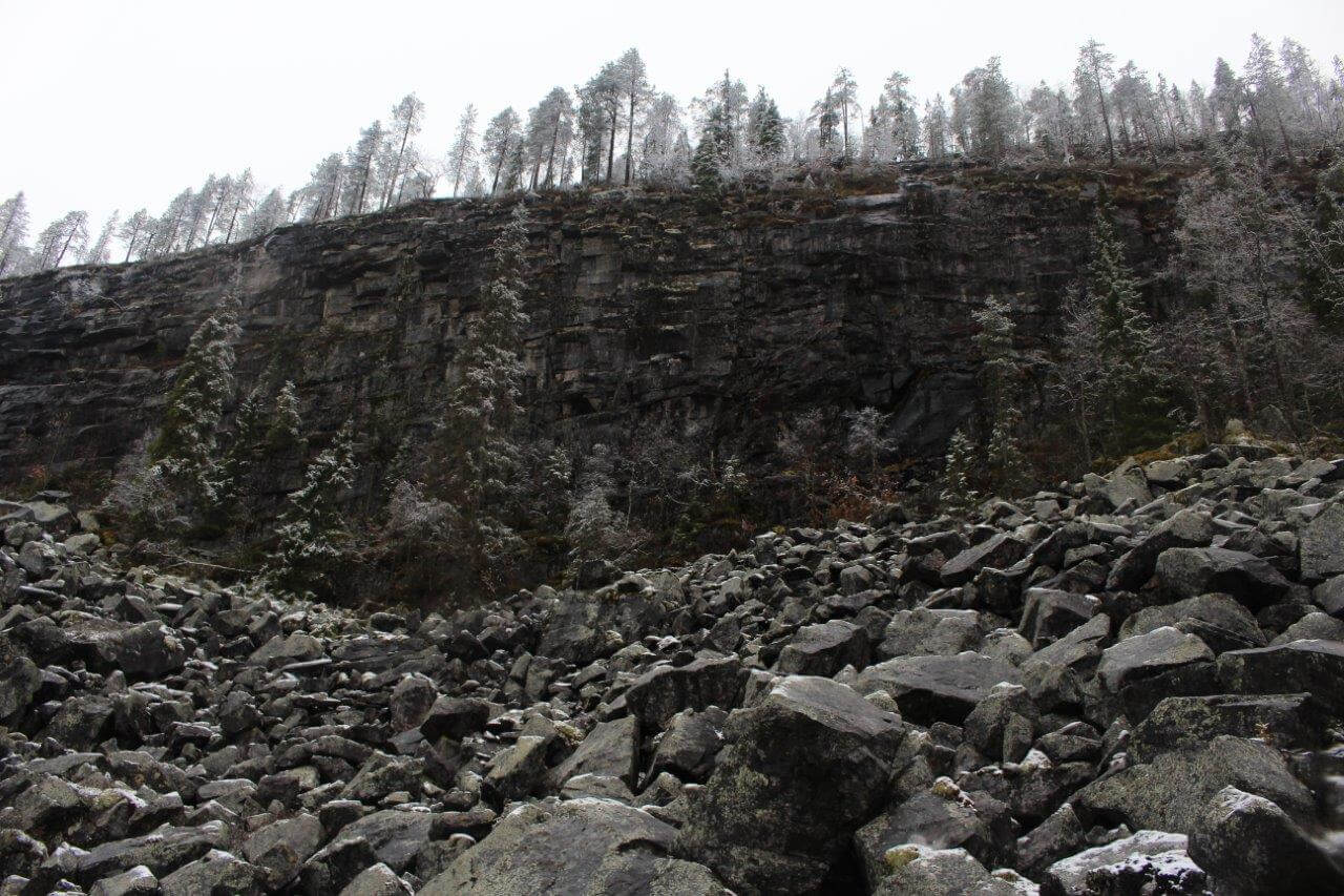 Korouoman pohjalla retkeilijä tuntee itsensä sopivalla tavalla pieneksi.