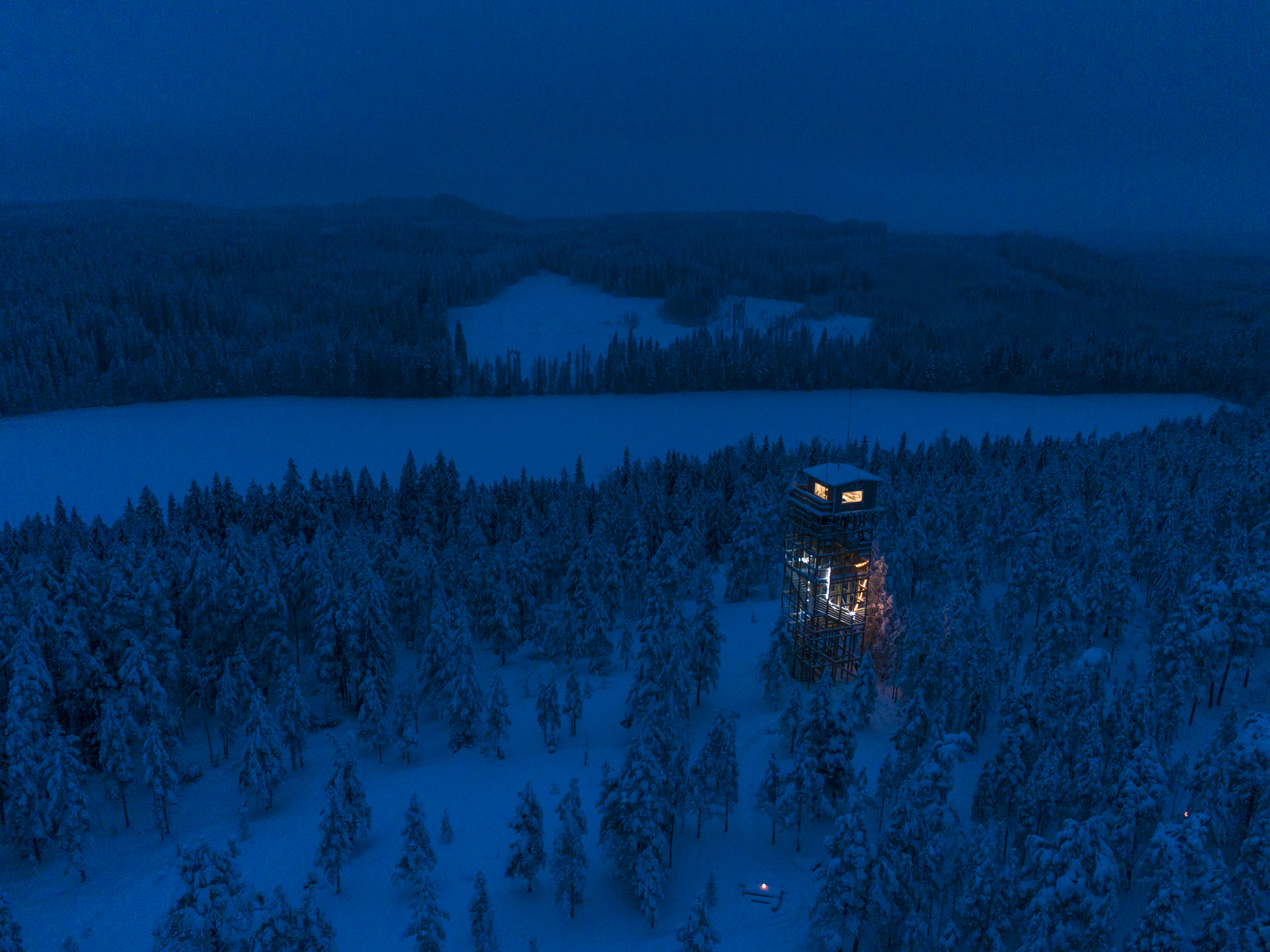 Häähninmäen tornimökki loistaa pimeässä kuin majakka.