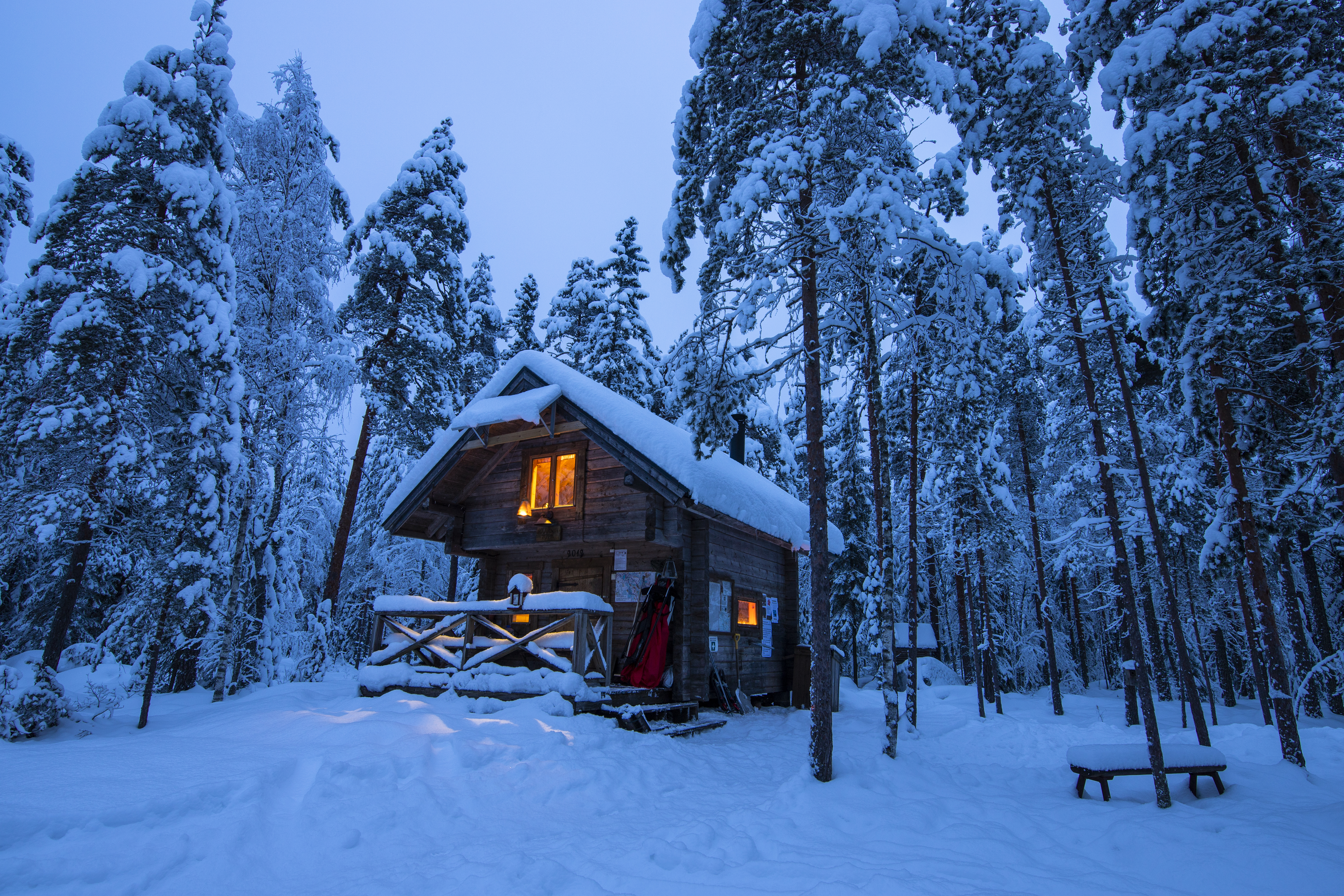Häähnintupa Häähninmäellä, Konneveden ja Hankasalmen rajalla. Tuvassa voi levähtää retkeilyn lomassa ja yöpyä käyttökorvausta vastaan.