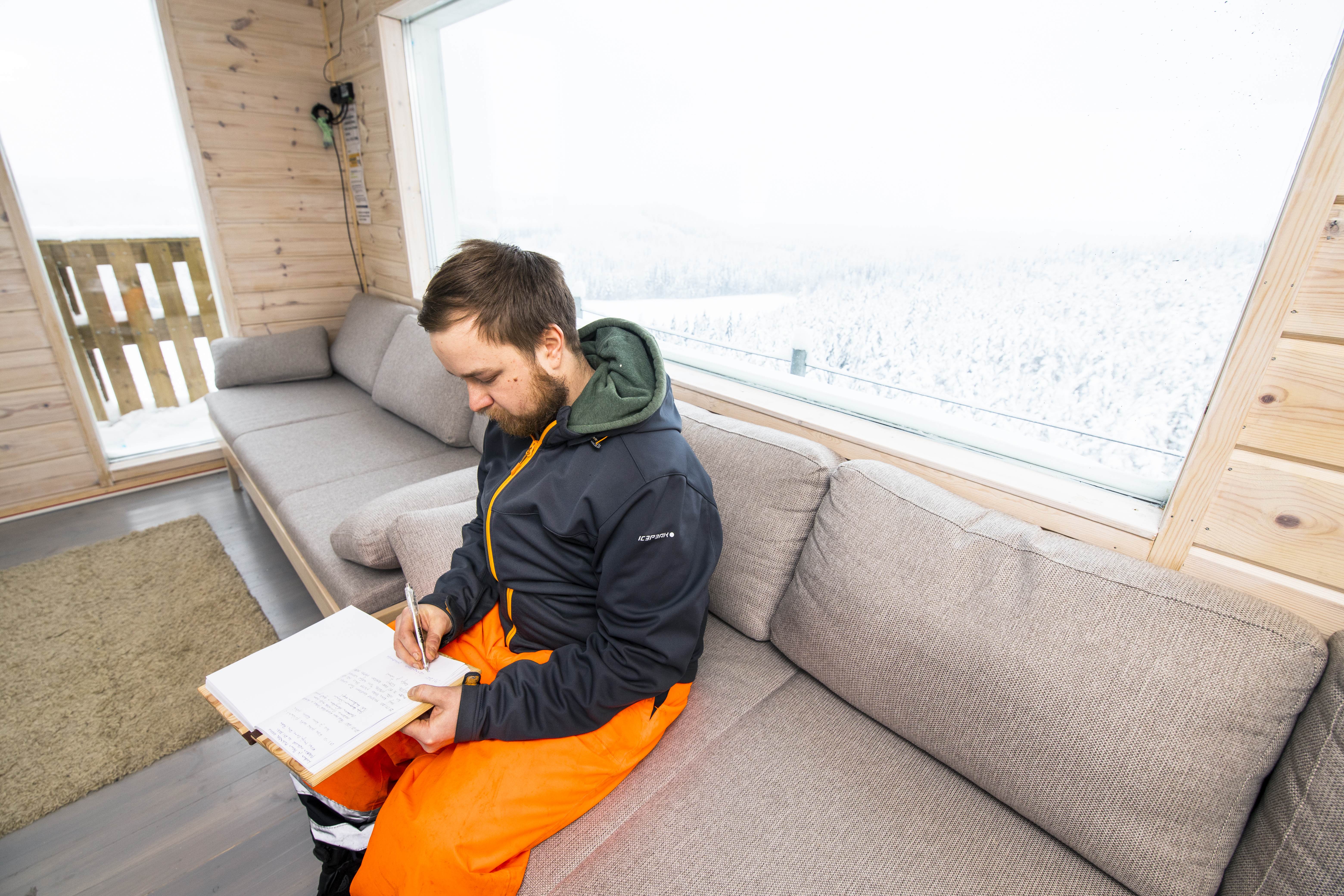 Jyväskyläinen Tuomas Paananen sai syntymäpäiväyllätykseksi yöpymisen Häähninmäen uuden näkötornin varaustuvassa. Tuvan suurista ikkunoista avautuu mahtava keskisuomalainen metsämaisema.