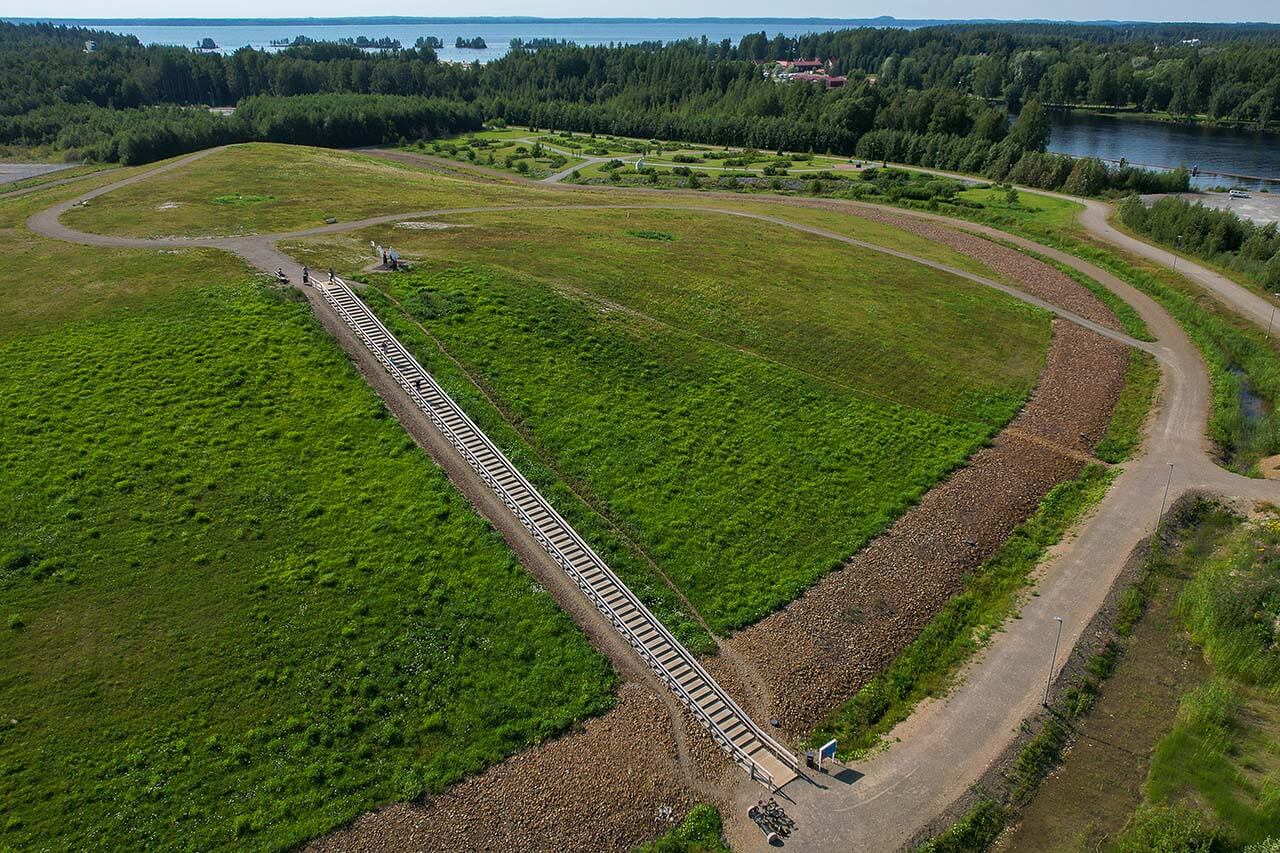 Portaita kiipeävä saa maukkaat maisemat kuntoilun kylkiäisinä. Kuva: Tom Toivonen.