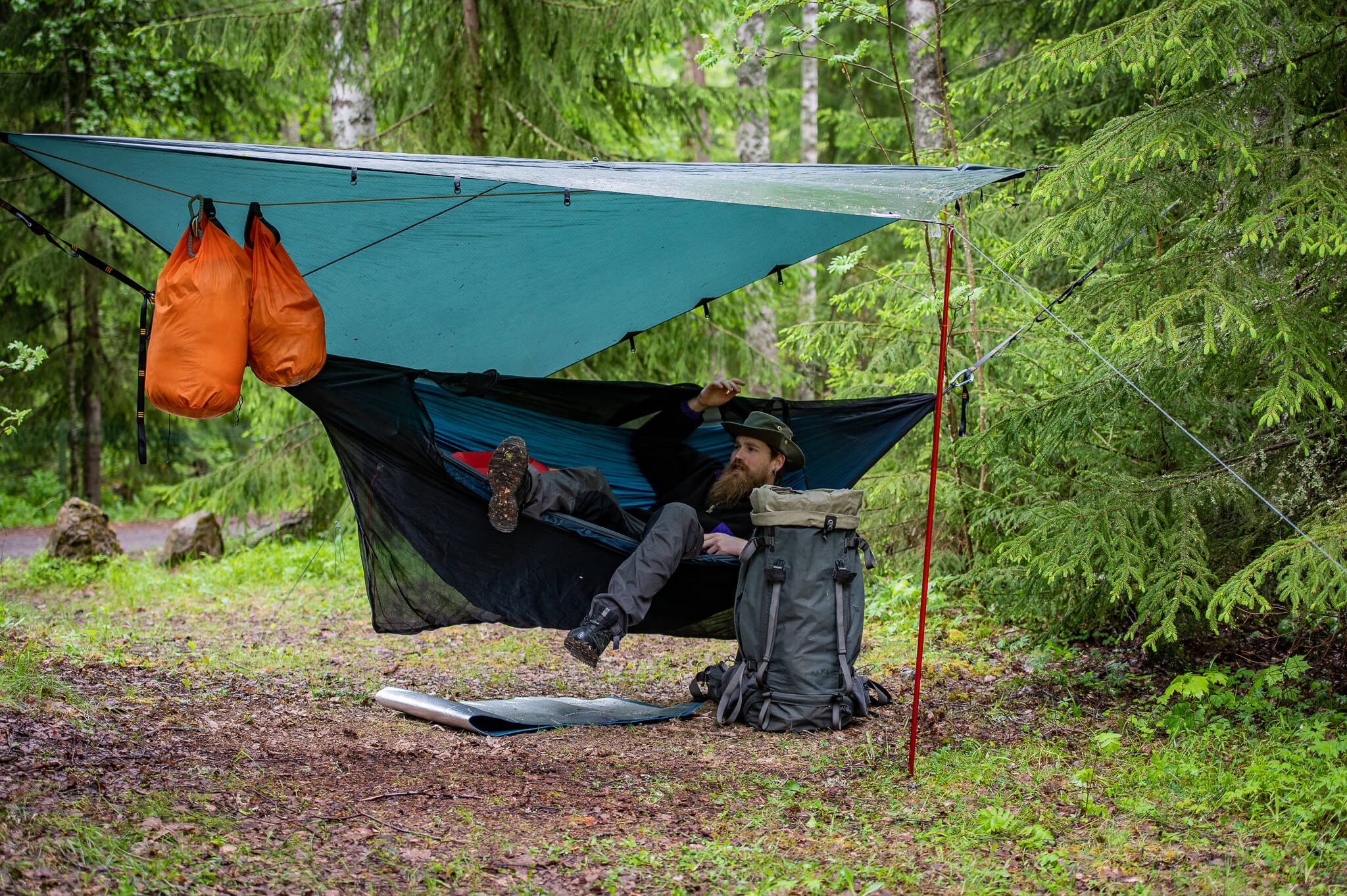 Riippumattoretkeilyä Kurjenrahkan kansallispuistossa. Kuva: Scandinavian Outdoor.