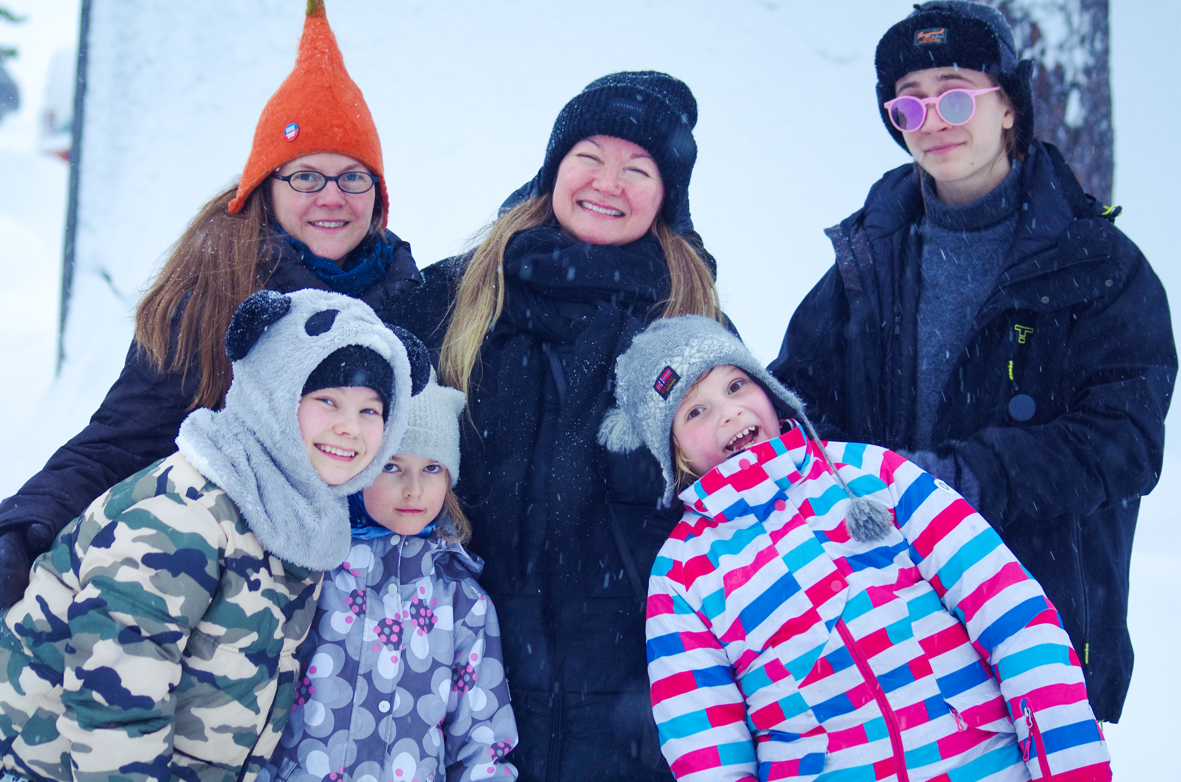 Jutta Dahlin, Susanna Sneck, Sampo Kaurahalme sekä alarivissä Usva ja Aava Vanninen sekä Kasper Dahlin. Kuva: Tomi Savolainen.