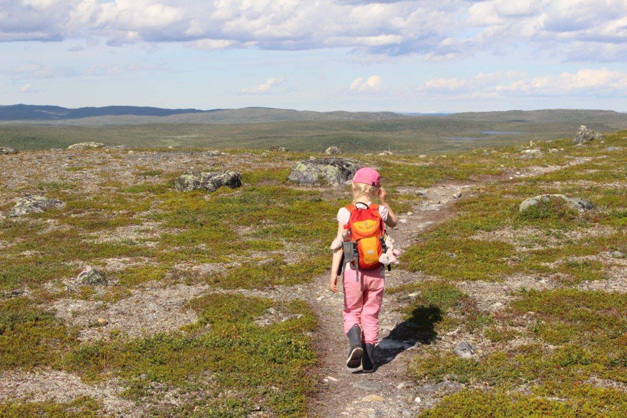 Pieni ihminen Suomen laajimmassa erämaassa.