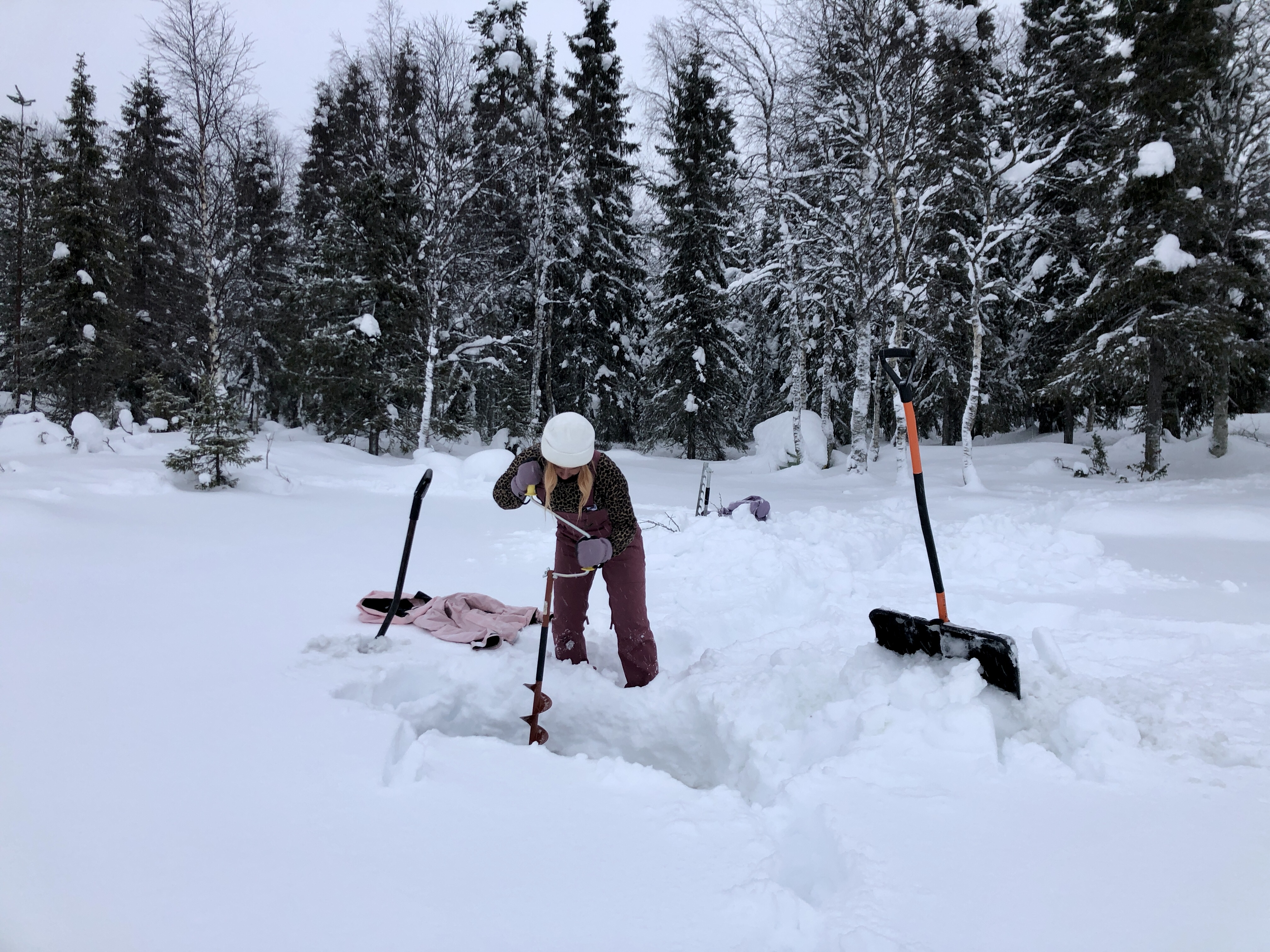 Säännöllistä talviuintiharrastusta on huomattavasti helpompi jatkaa, jos avantoon pääsy on mahdollisimman helppoa, ja uimapaikka on lähellä asuinpaikkaa. Oma mökkiranta on talvellakin luksusta. Avannon teko on kuitenkin helpommin sanottu kuin tehty.