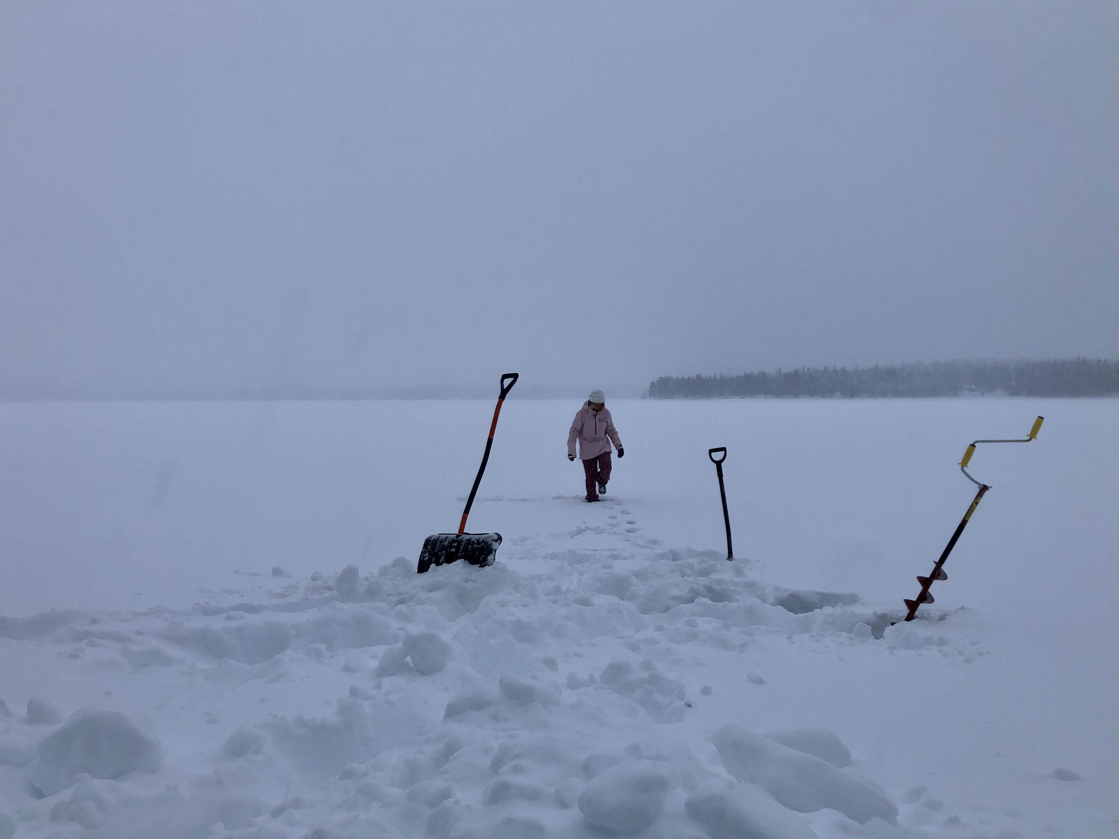 Avanto on hyvä merkitä, jotta muutkin ulkoilijat huomaavat sen. Avannon teko kairalla ja jääsahalla on hyvää käsi- ja keskivartalotreeniä.