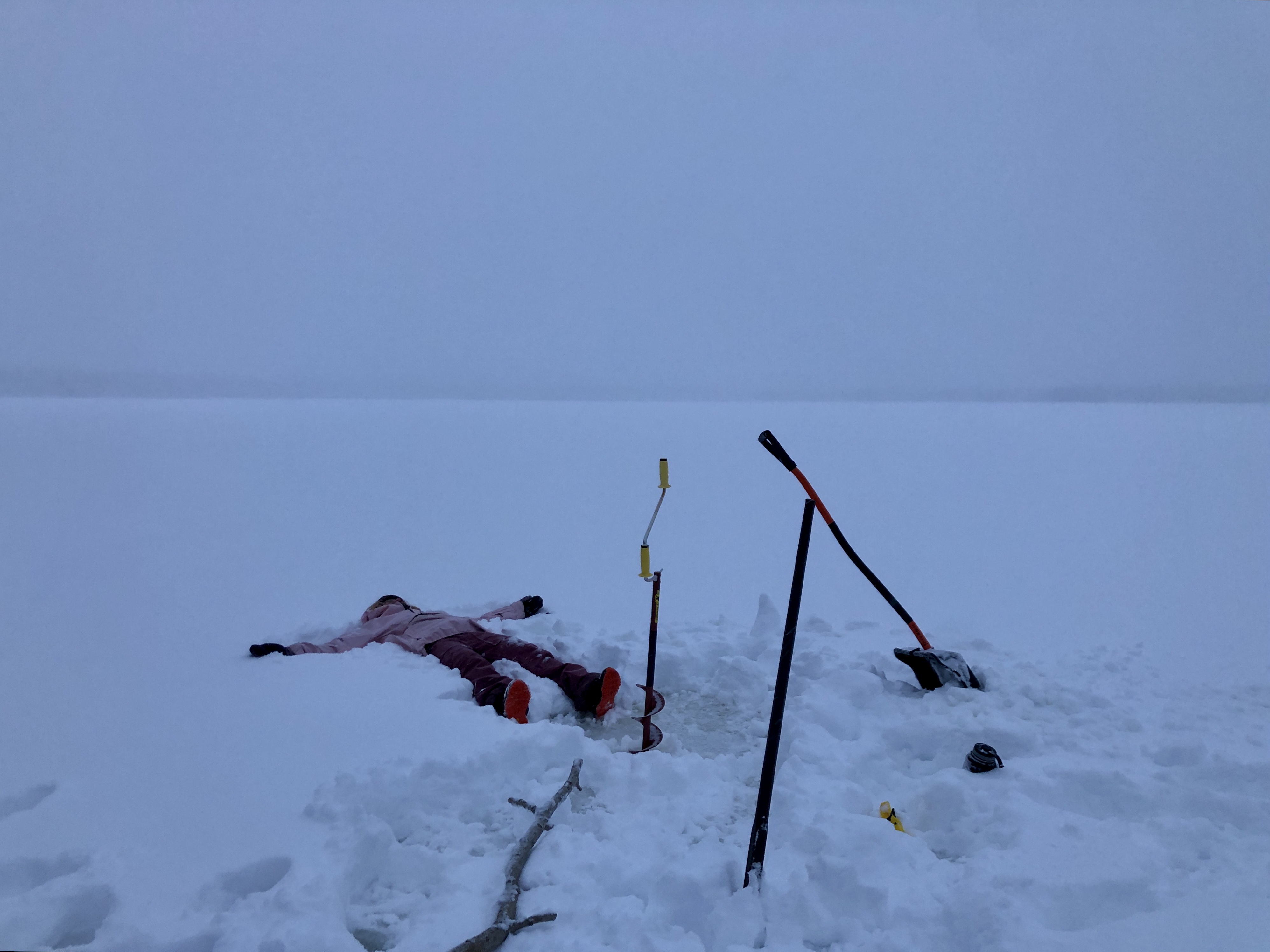 Pohjois-Suomessa valoisa aika on tammikuussa niin lyhyt, että avantoa saattaa joutua sahailla useamman päivän. Etenkin, jos kairaa ensin kaksi reikää liian matalaan kohtaan.