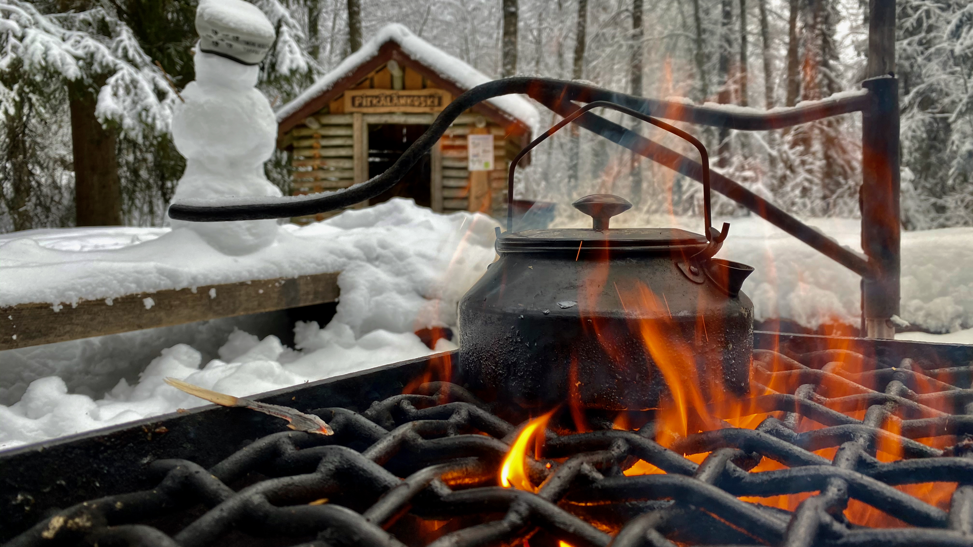 Joki on vuosien saatossa uurtanut itsensä kovin syvään uomaan, eikä kaupungin häly ja melske kuulu sen rannoille.