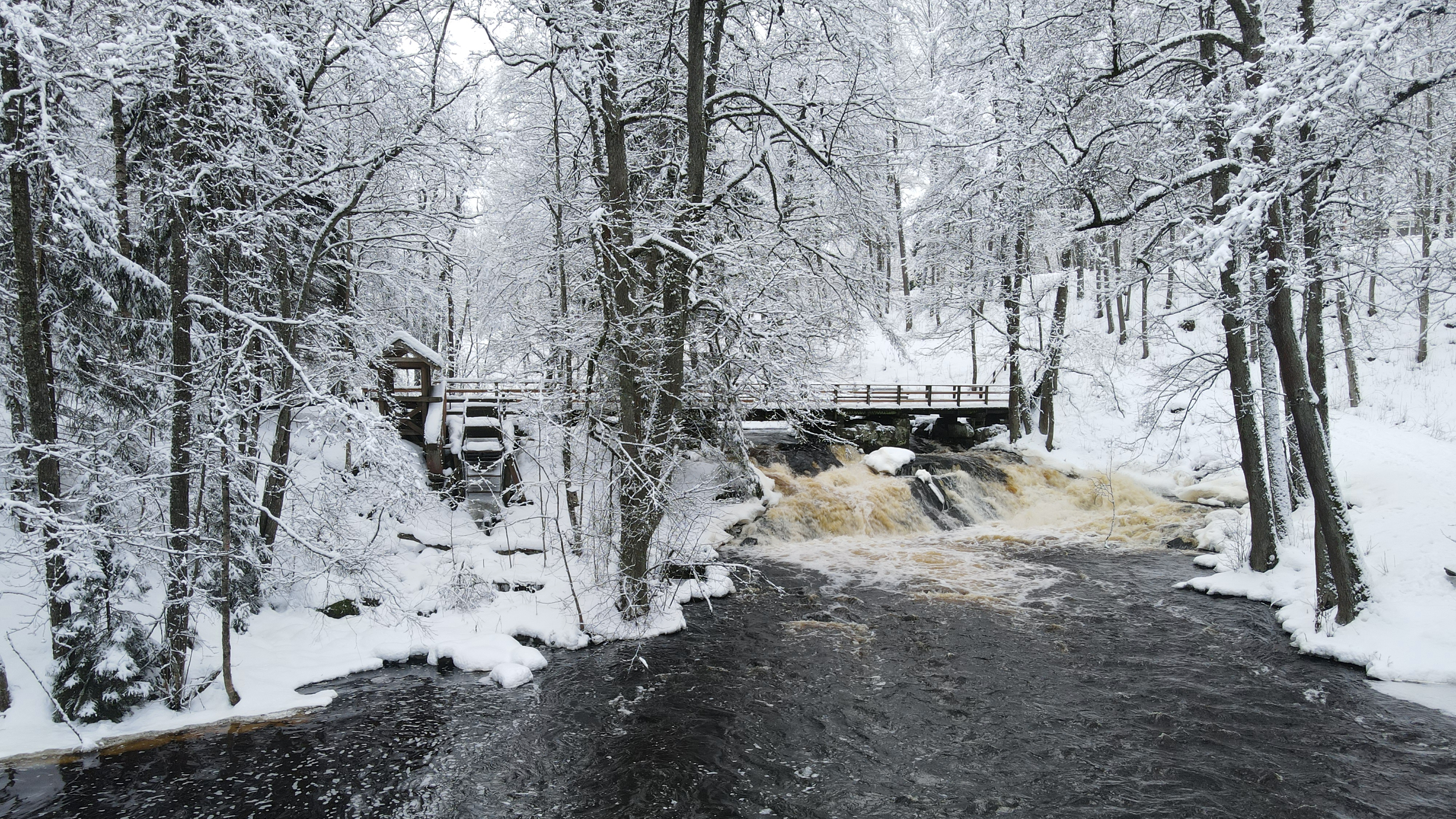 Karkkilan Koskireitti mutkittelee yhdessä joen kanssa tehden tutuiksi jopa monta hyvin erilaista, persoonallista koskea. Kuvat: Jaska Halttunen,Pitkälänkoskella on laavu, tulipaikka ja käymälä.