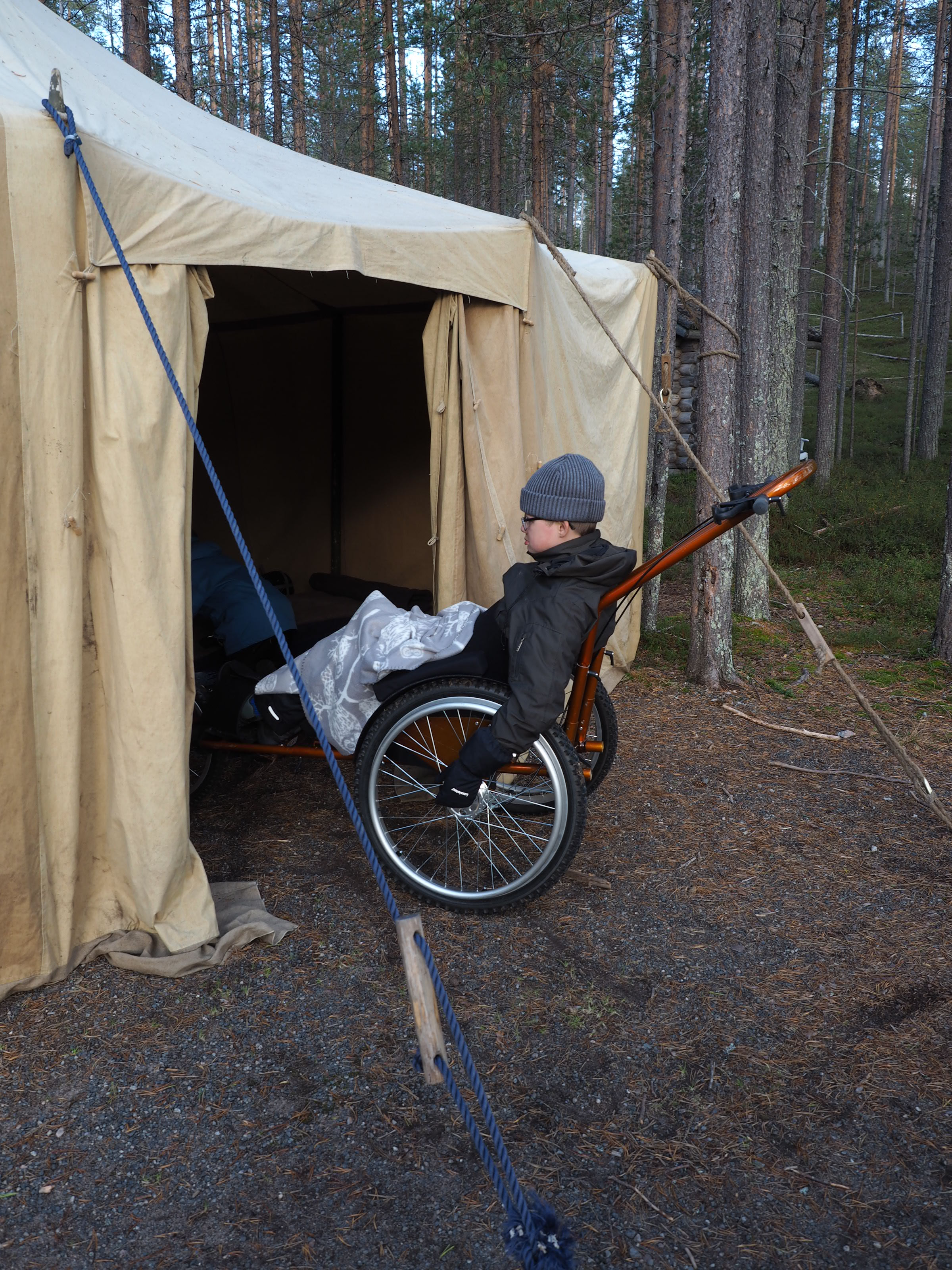 Otto Lämsä menee nukkumaan. Malikkeen maastokärryt helpottivat liikkumista leirissä ja mahdollistivat myös metsässä liikkumisen. Kuva: Malike.
