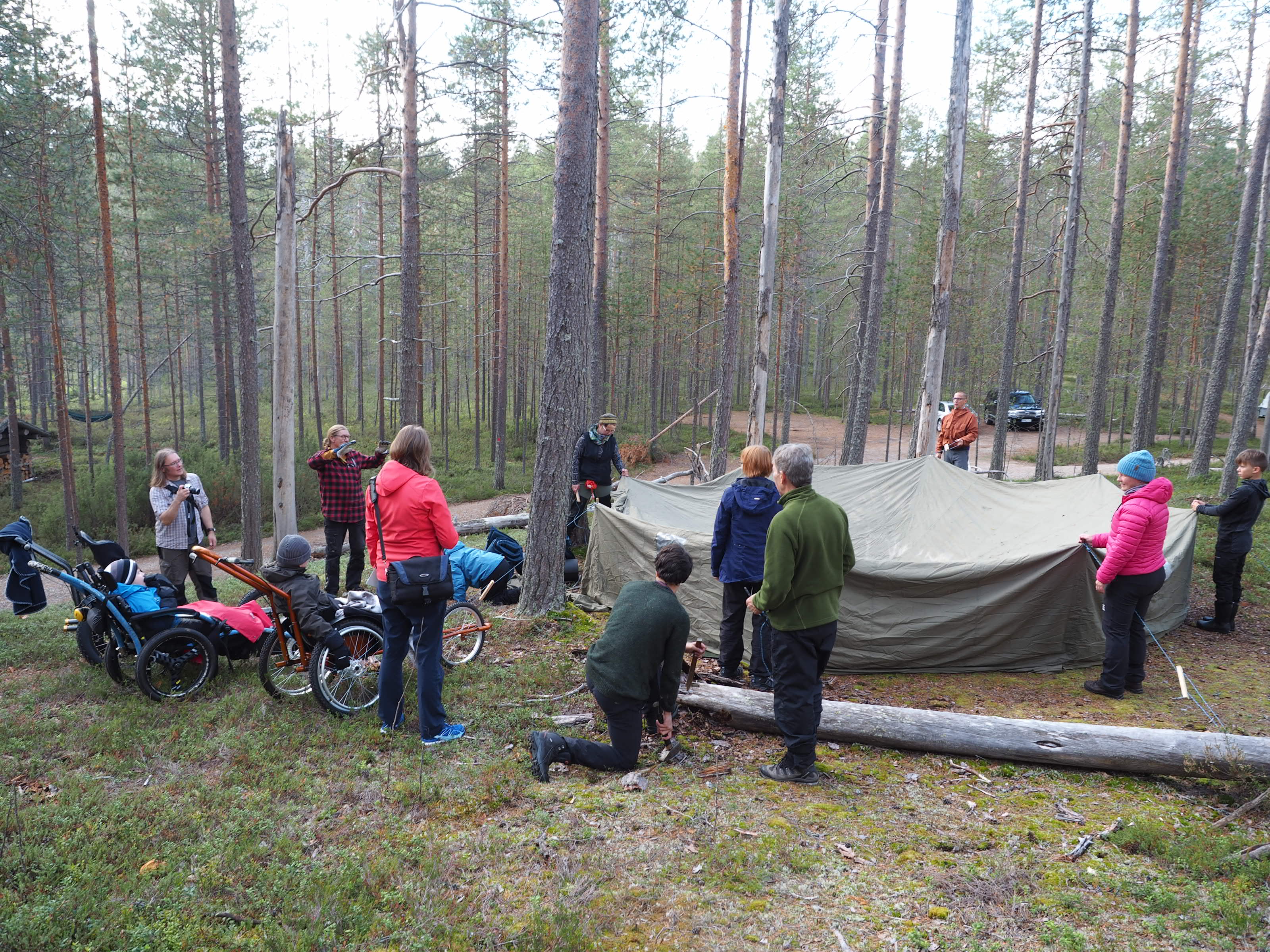 Teltat pystytettiin yhteisvoimin. Tässä nousee majoite Hintsalan perheelle. Kuva: Malike.