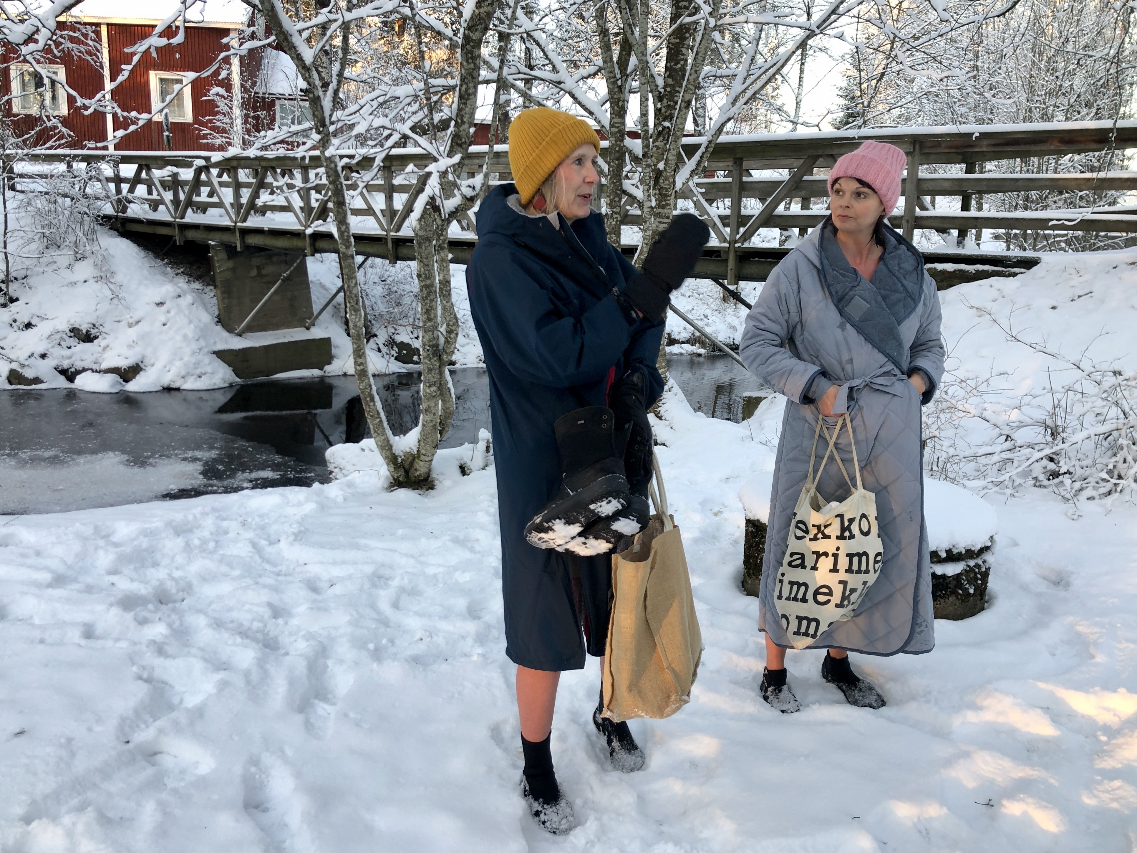 Riikka Airon ja Miia Lehtosen vaikuttavuustutkimuksen tavoitteena on löytää lyhytterapiaan osallistuville nuorille aikuisille keinoja tulla toimeen vaikeiden tunteiden kanssa. Kylmäuintikokemukset voivat tuoda myös iloa ja vertaistukiryhmä helpottaa sosiaalisten tilanteiden pelkoa.