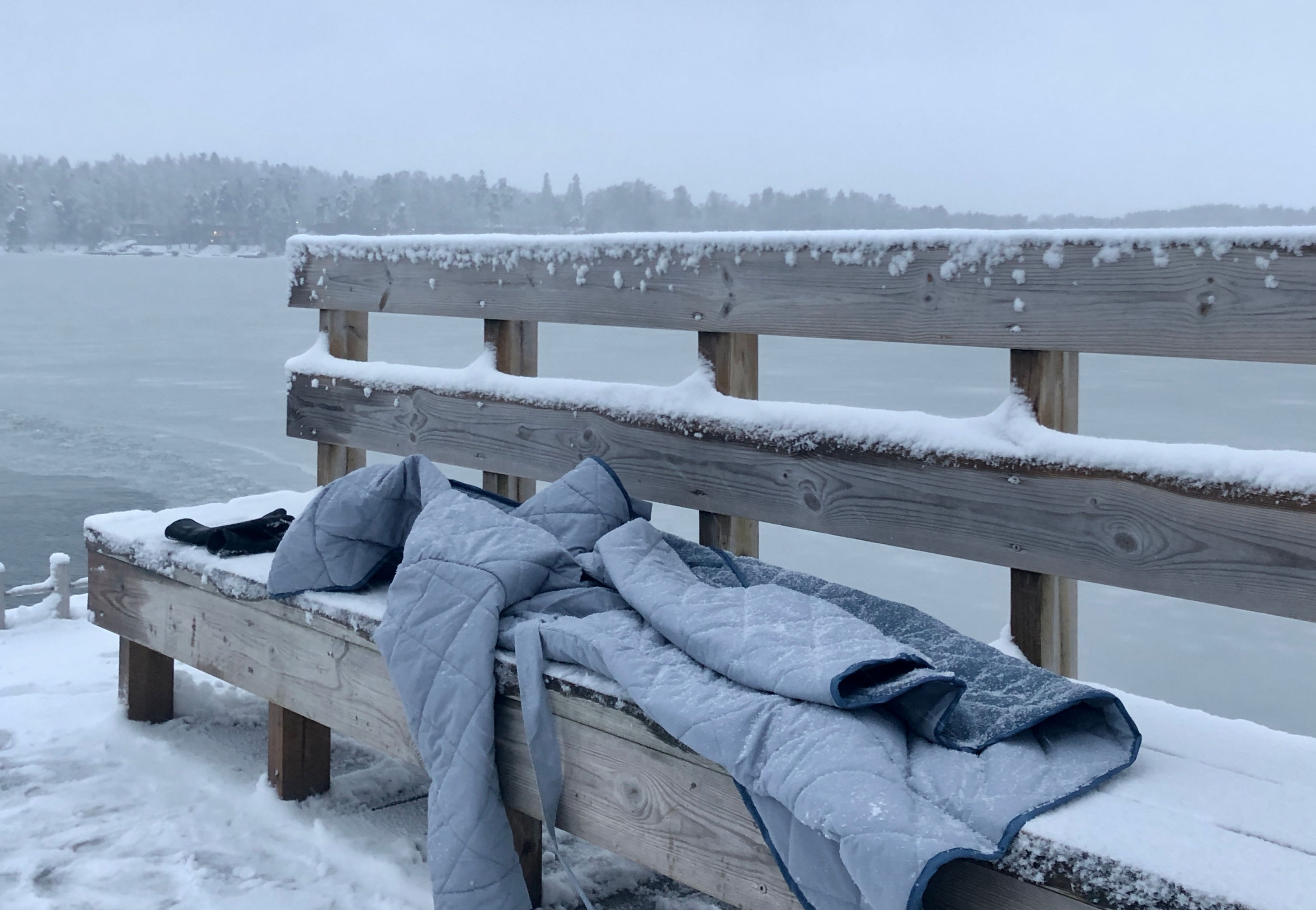 Aloittamista helpottaa neopreenitossut. Pitkä, tuulelta suojaava kylpytakki auttaa laiturille tepastelussa ja vaatteiden vaihdossa ulkosalla. Hanskat auttavat vedessä rauhallisena pysymistä ja kelluttavat hieman uidessakin. Kuvat: Pauliina Toivanen.