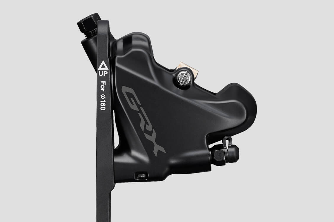 Gravel-pyörät rakennetaan pääasiassa maantiepuolen komponenteista, mutta monet vaikutteet tulevat maastosta. Tällaisia ovat mm. tehokkaat levyjarrut ja maastopuolella yleistyvä 1x11-voimansiirto. Shimanon GRX on ensimmäinen varta vasten hiekkateille suunniteltu osasarja.